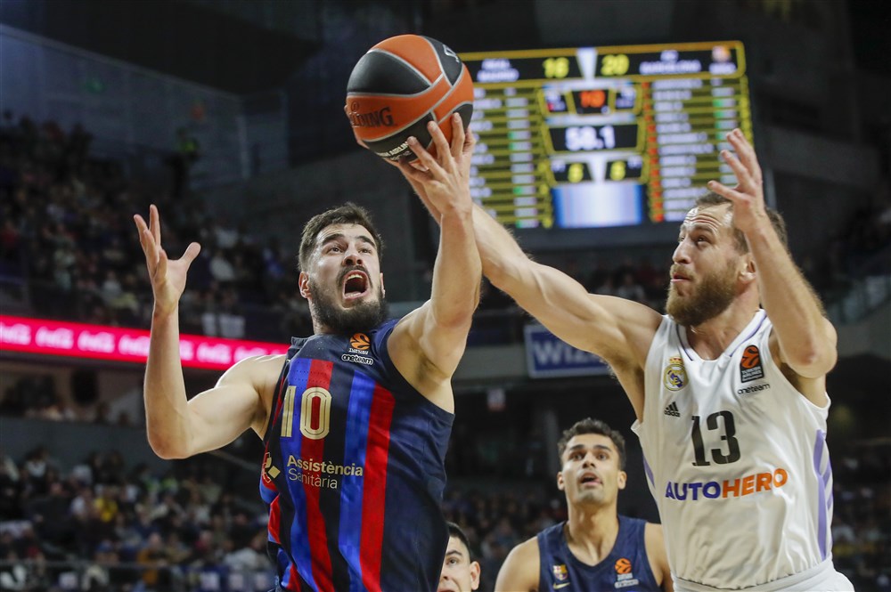 epa10431606 Barcelona's Nikola Kalinic (L) in action against Real Madrid's Sergio Rodriguez (R) during the Euroleague basketball match between Real Madrid and FC Barcelona, in Madrid, central Spain, 26 January 2023.  EPA-EFE/Juan Carlos Hidalgo