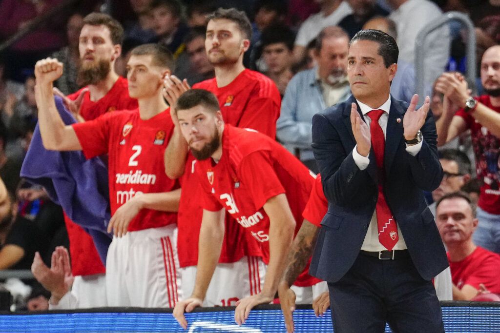 epa10968956 Red Star's head coach Ioannis Sfairopoulos applauds during the Euroleague basketball game between FC Barcelona and Red Star Belgrade at Palau Blaugrana pavilion in Barcelona, Catalonia, Spain, 10 November 2023.  EPA-EFE/Enric Fontcuberta