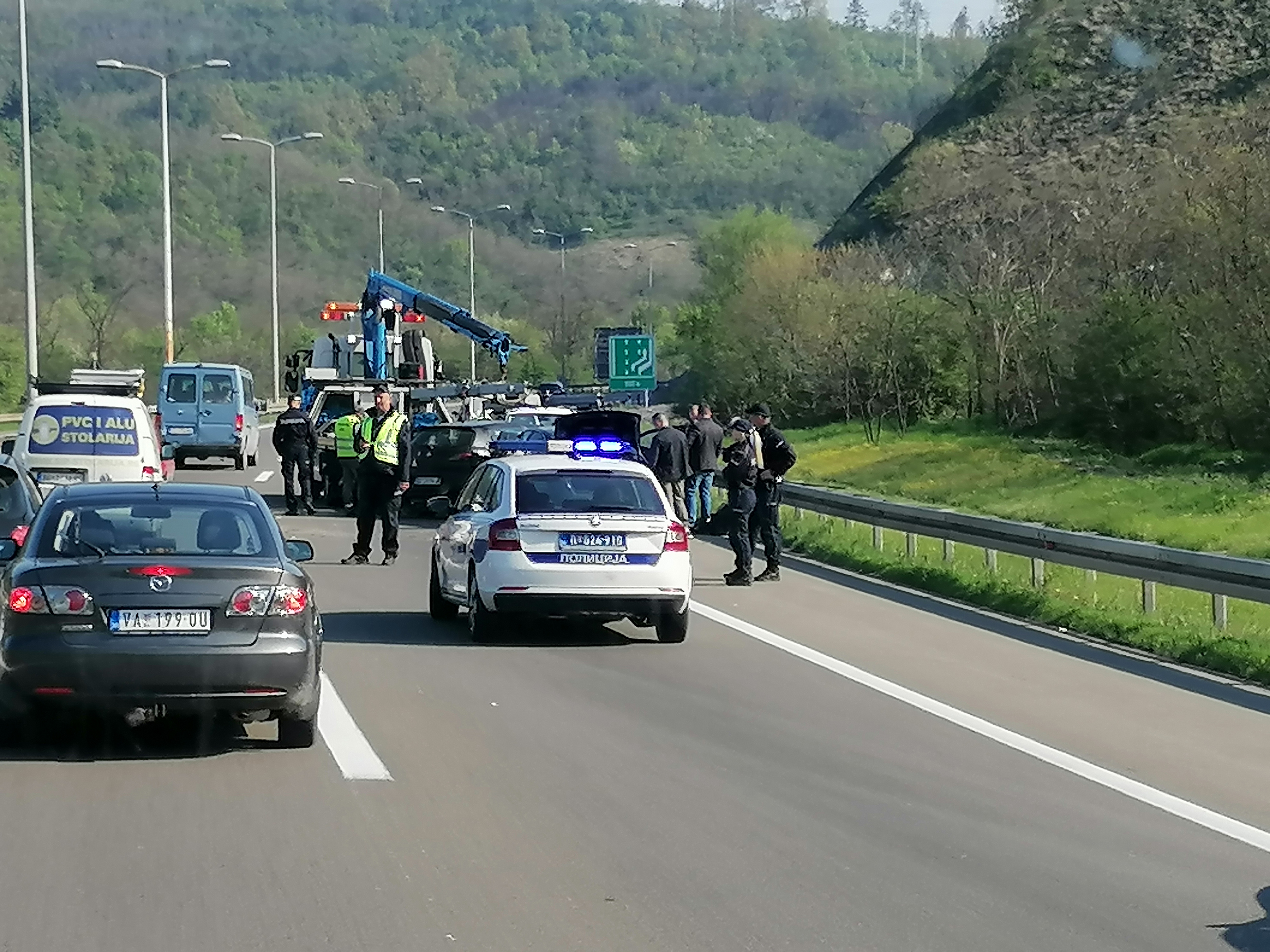 Beograd, 20. aprila 2023 - Najmanje dvoje ljudi jutros je povređeno u sudaru tri vozila na auto-putu kod Bubanj potoka, što je dovelo do potpune obustave saobraćaja. FOTO TANJUG/ MARIJA STOŠIĆ/fotografija niske rezolucije/bs