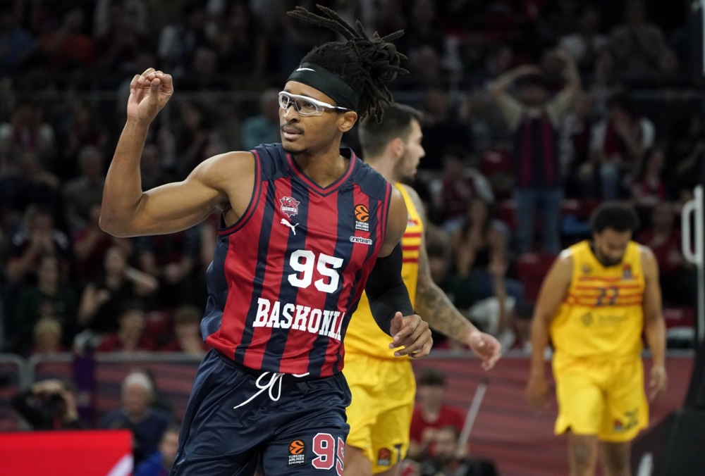epa10977092 Baskonia's Chima Moneke reacts during the Euroleague basketball match between Baskonia and FC Barcelona, in Vitoria, northern Spain, 15 November 2023.  EPA-EFE/L. Rico