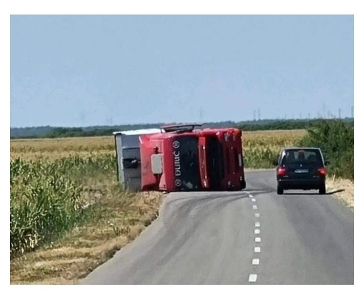 Prevrnuo se kamion kod Pećinaca, prevrnut kamion, Pećinci, autoput, auto put, nesreća, saobraćajna nesreća, nezgoda, hronika Foto: Nova.rs