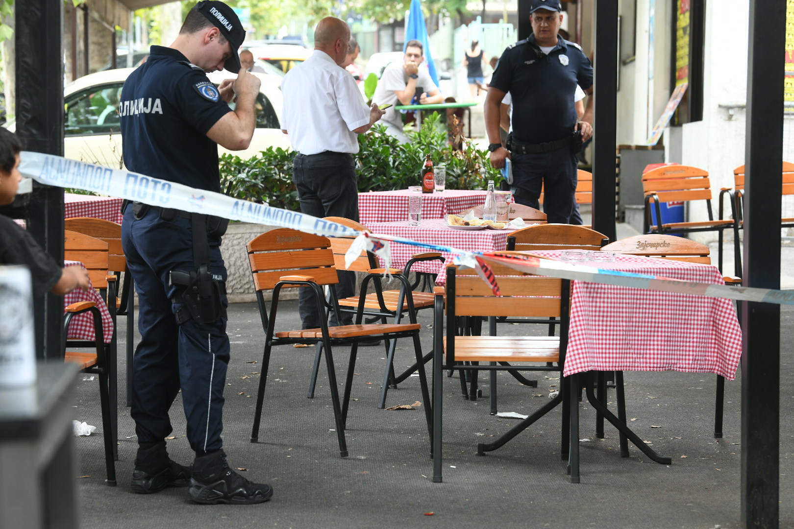 Beograd 30. jul 2023. Autokomanda pucnjava ranjavanje mesto na kome je upucan mladić Bojan T. (26) na Autokomandi. policija uvidjaj policijska traka restoran Staro Uzice Foto:Vesna Lalić/Nova.rs