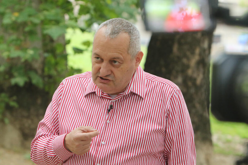 Mesto: BEOGRAD
Datum: Sun Jul 02 10:48:43 CEST 2023
Dogadjaj: EVROSERVIS/KVAKA 23 - izjava narodnog poslanika Demokratske stranke Srđana Milivojevića, u okviru serijala Kvaka 23
Fotoreporter: Aleksandar Mijailović
Ličnosti: Srđan Milivojević
Izvor: FoNet