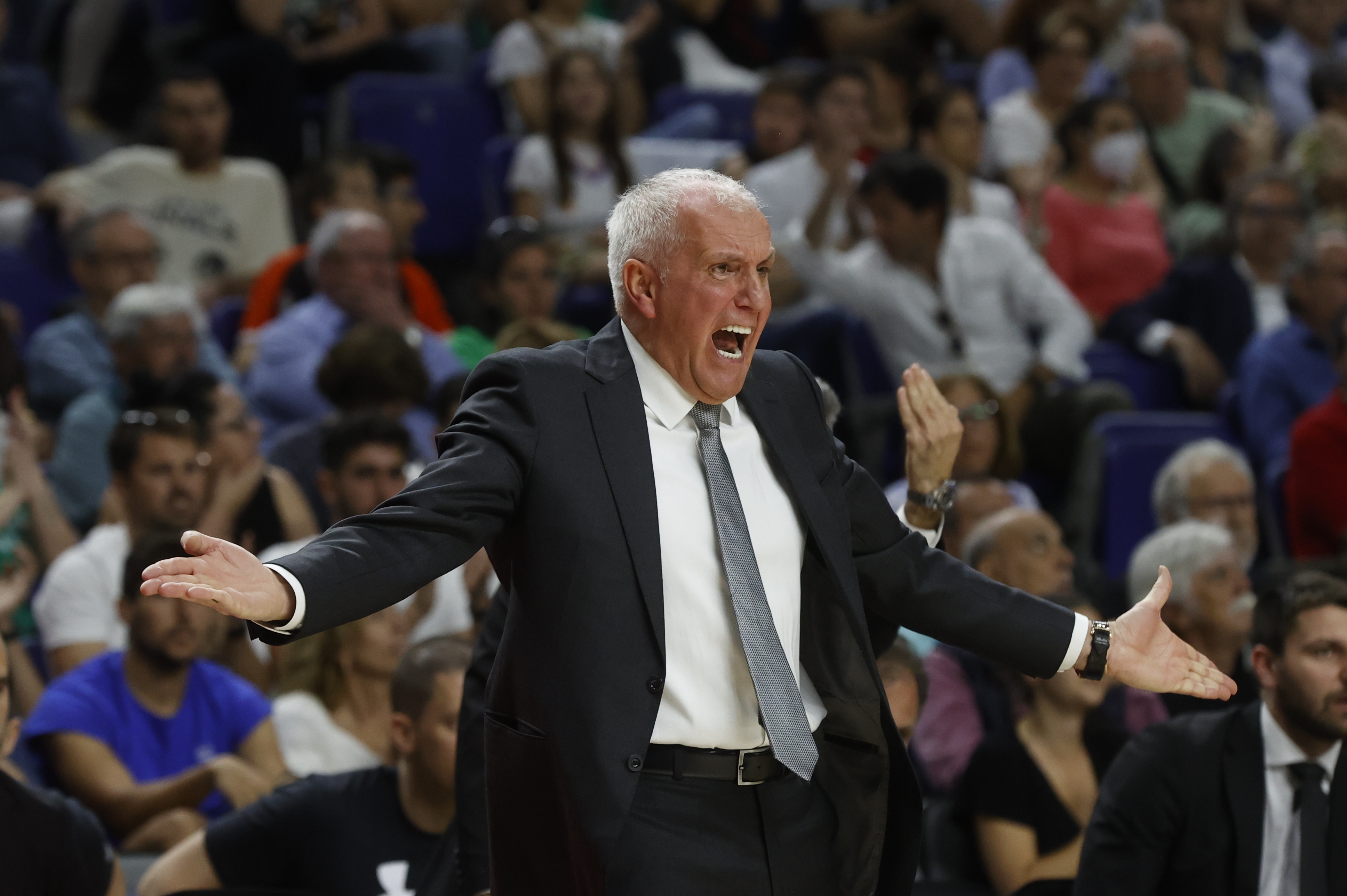 epa10595311 Partizan's head coach Zeljko Obradovic reacts during a Euroleague basketball match between Real Madrid and Partizan Belgrade at Wizink Center in Madrid, Spain, 27 April 2023.  EPA-EFE/Juan Carlos Hidalgo