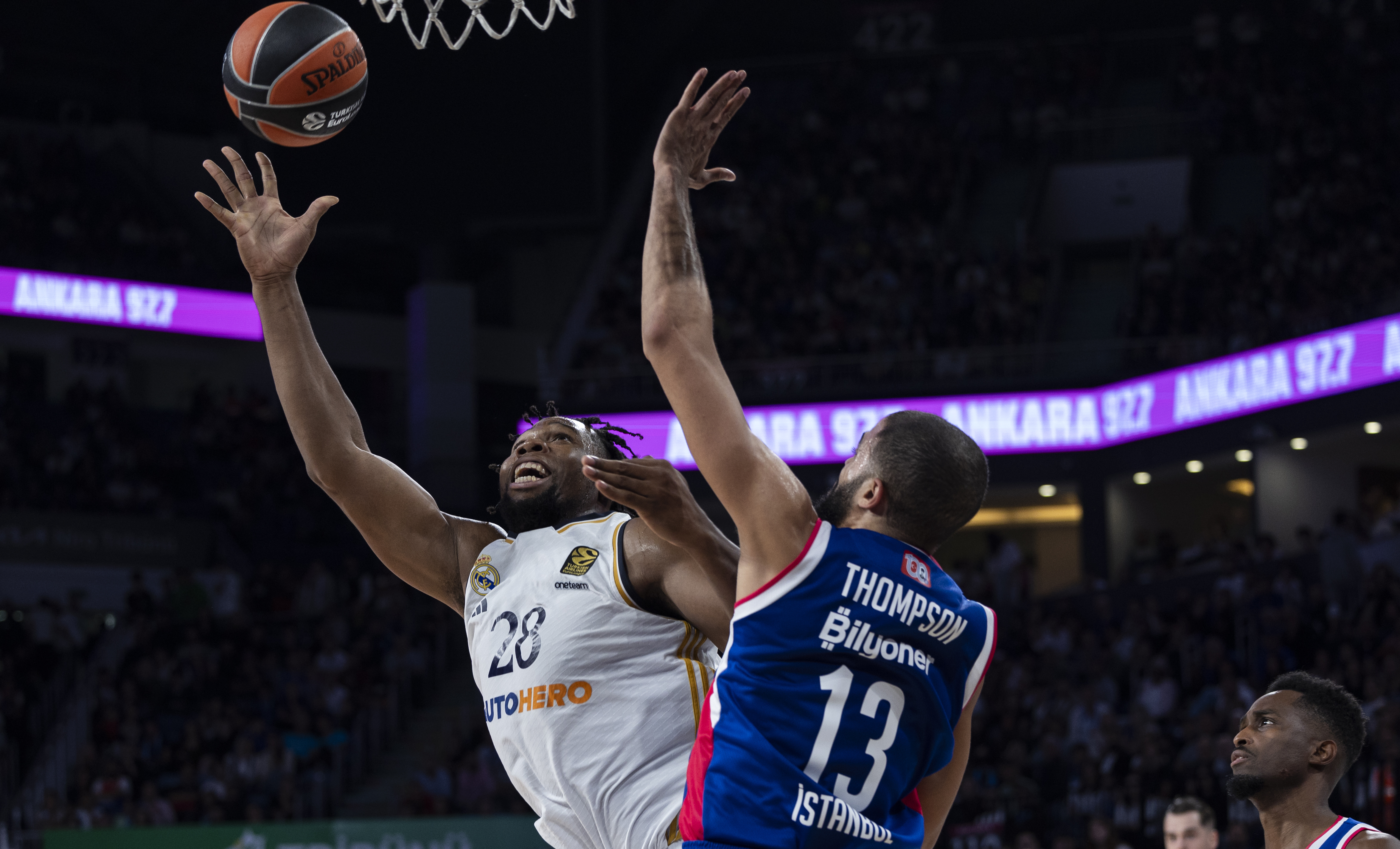 epa10915428 Anadolu Efes' Darius Thompson (R) in action against Real Madrid's Guerschon Yabusele (L) during the Euroleague Basketball match between Anadolu Efes and Real Madrid in Istanbul, Turkey, 12 October 2023.  EPA-EFE/TOLGA BOZOGLU