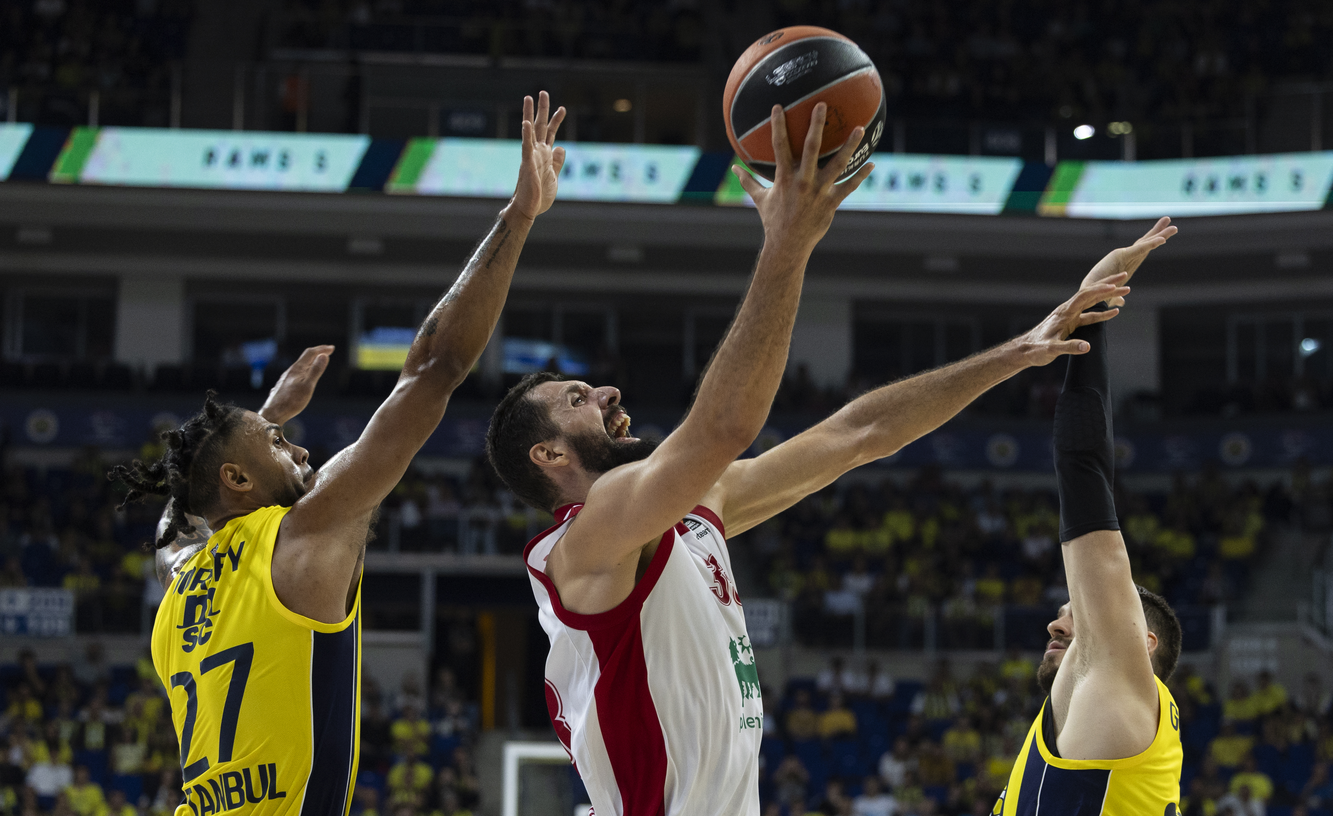 epa10904117 Fenerbahce's Tyler Dorsey (L) in action against EA7 Emperio Armani Milan's Nikola Mirotic (C) during the Euroleague basketball match between Fenerbahce and EA7 Emperio Armani Milan, in Istanbul, Turkey, 06 October 2023.