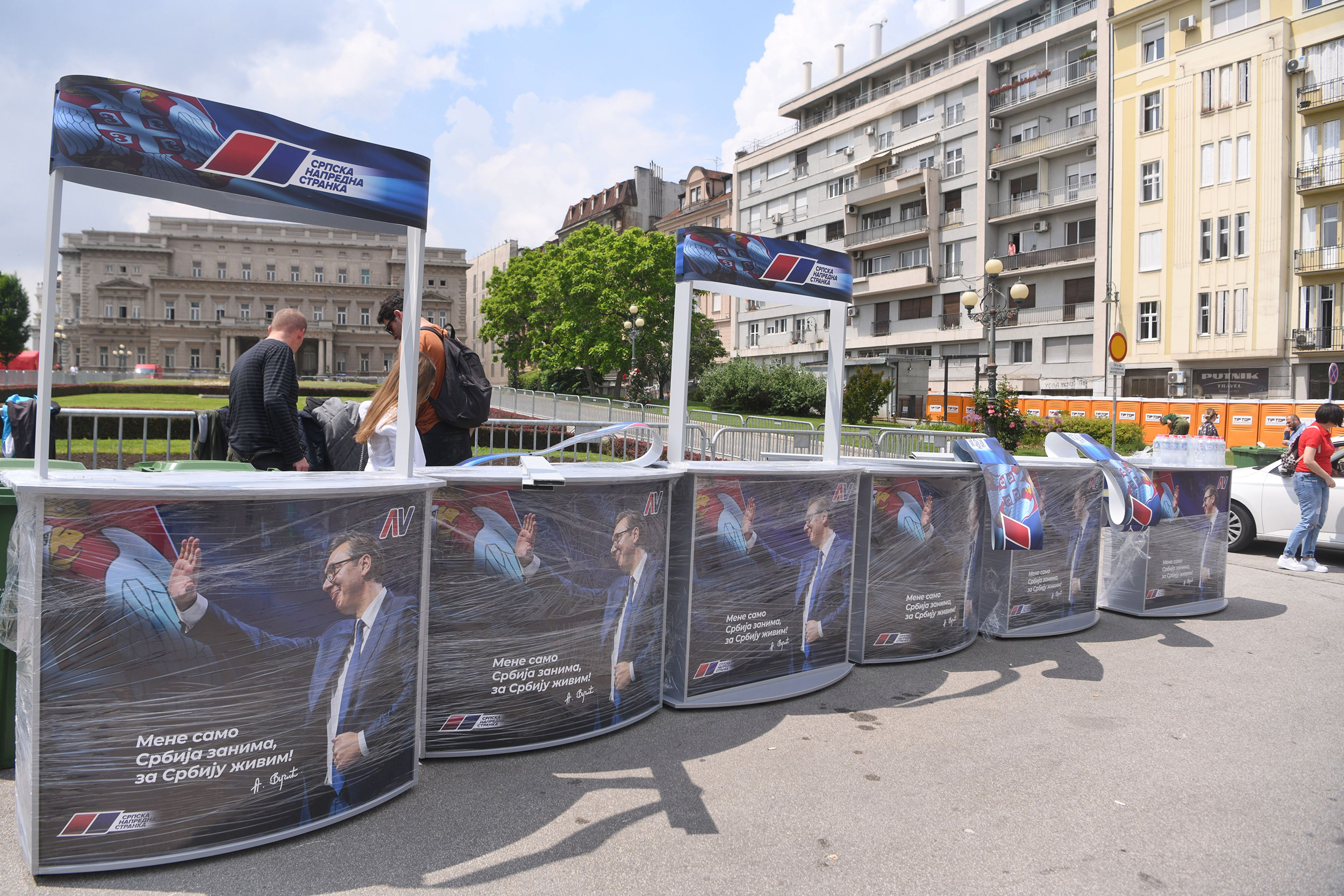 Beograd 26.05.2023. Pripreme za miting, SNS, pripreme za kontramiting, standovi srpske napredne stranke ispred Skupstine Srbije, voda, sokovi