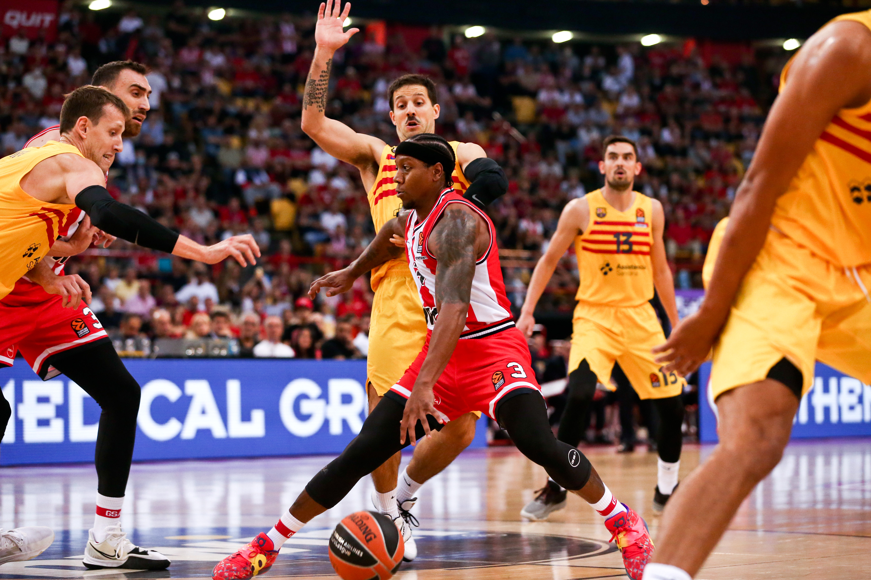 epa10917840 Olympiacos Isaiah Canaan (C) in action during the Euroleague Basketball match between Olympiacos Piraeus and FC Barcelona in Piraeus, Greece, 13 October 2023.  EPA-EFE/GEORGIA PANAGOPOULOU