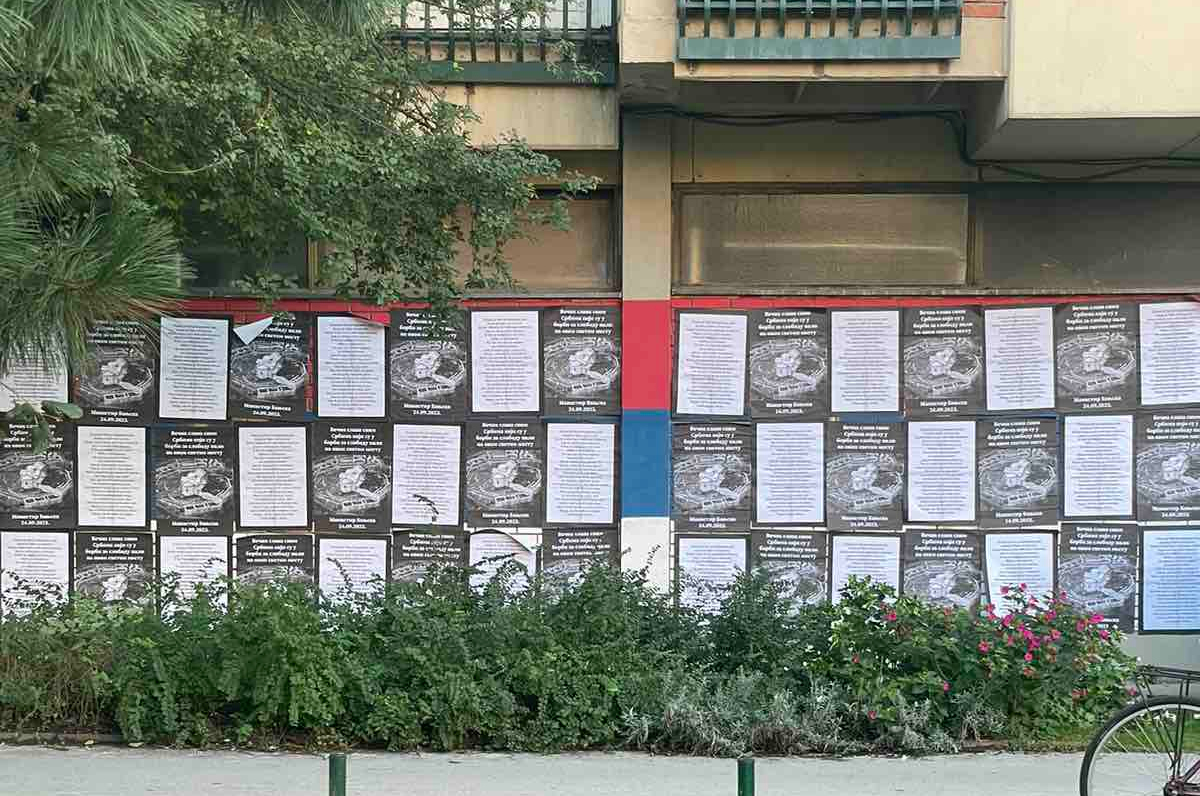 U Novom Sadu plakati posvećeni ubijenim Srbima u Banjskoj