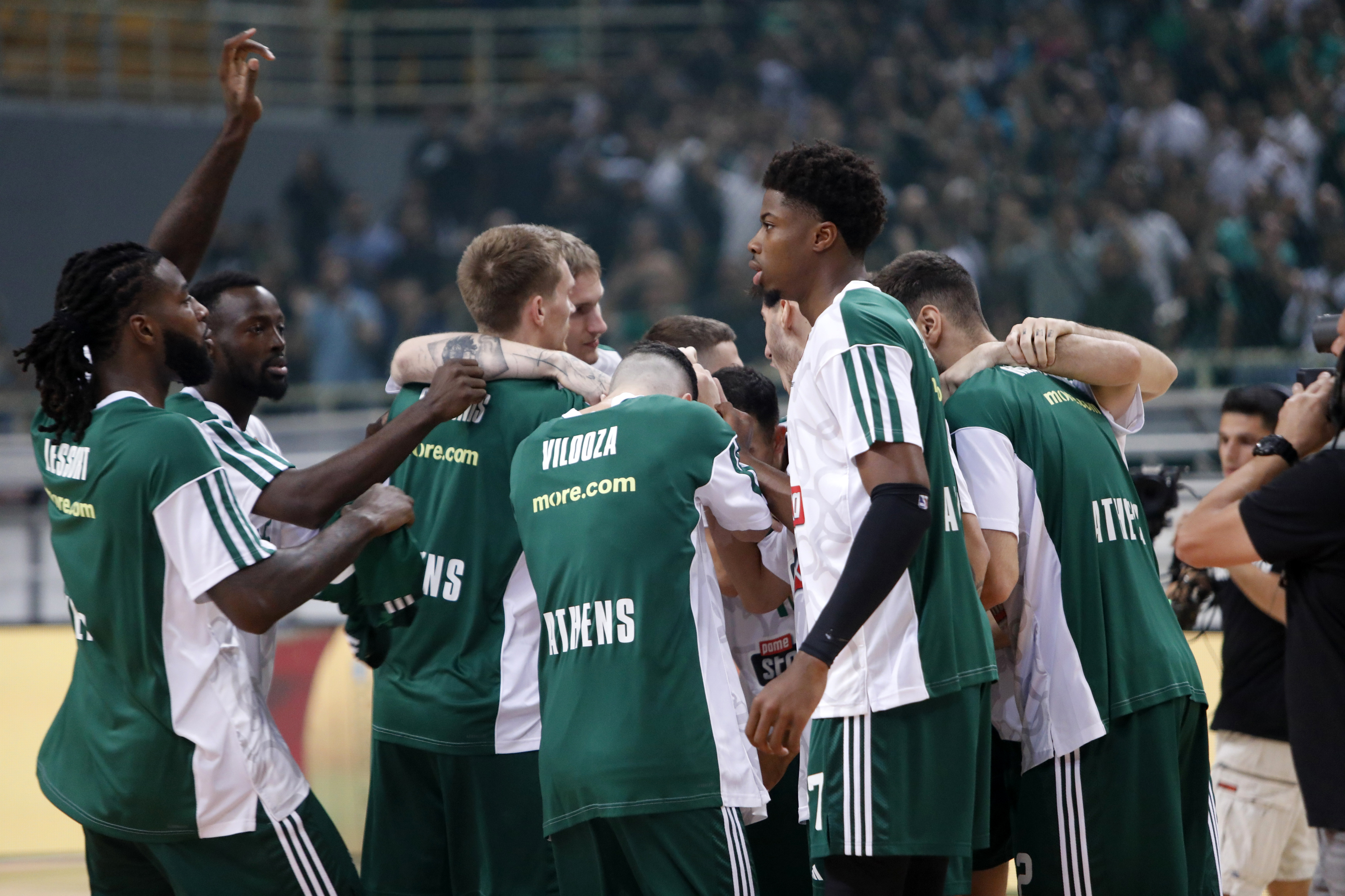 epa10904247 Panathinaikos' players gather before the Euroleague basketball match between Panathinaikos Athens and Olympiacos Piraeus, in Athens, Greece, 06 October 2023.  EPA-EFE/Panagiotis Moschandreou