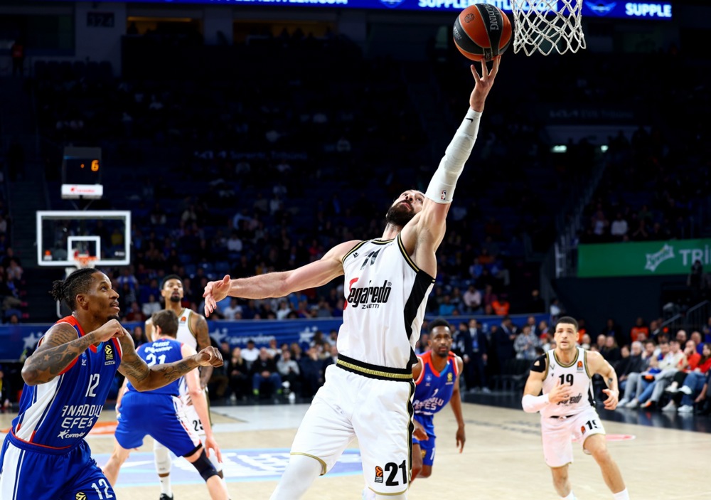 epa10551211 Tornike Shengelia (R)  of Virtus Segafredo Bologna in action during the Euroleague basketball match between Anadolu Efes and Virtus Segafredo Bologna in Istanbul, Turkey, 30 March 2023.  EPA-EFE/SEDAT SUNA