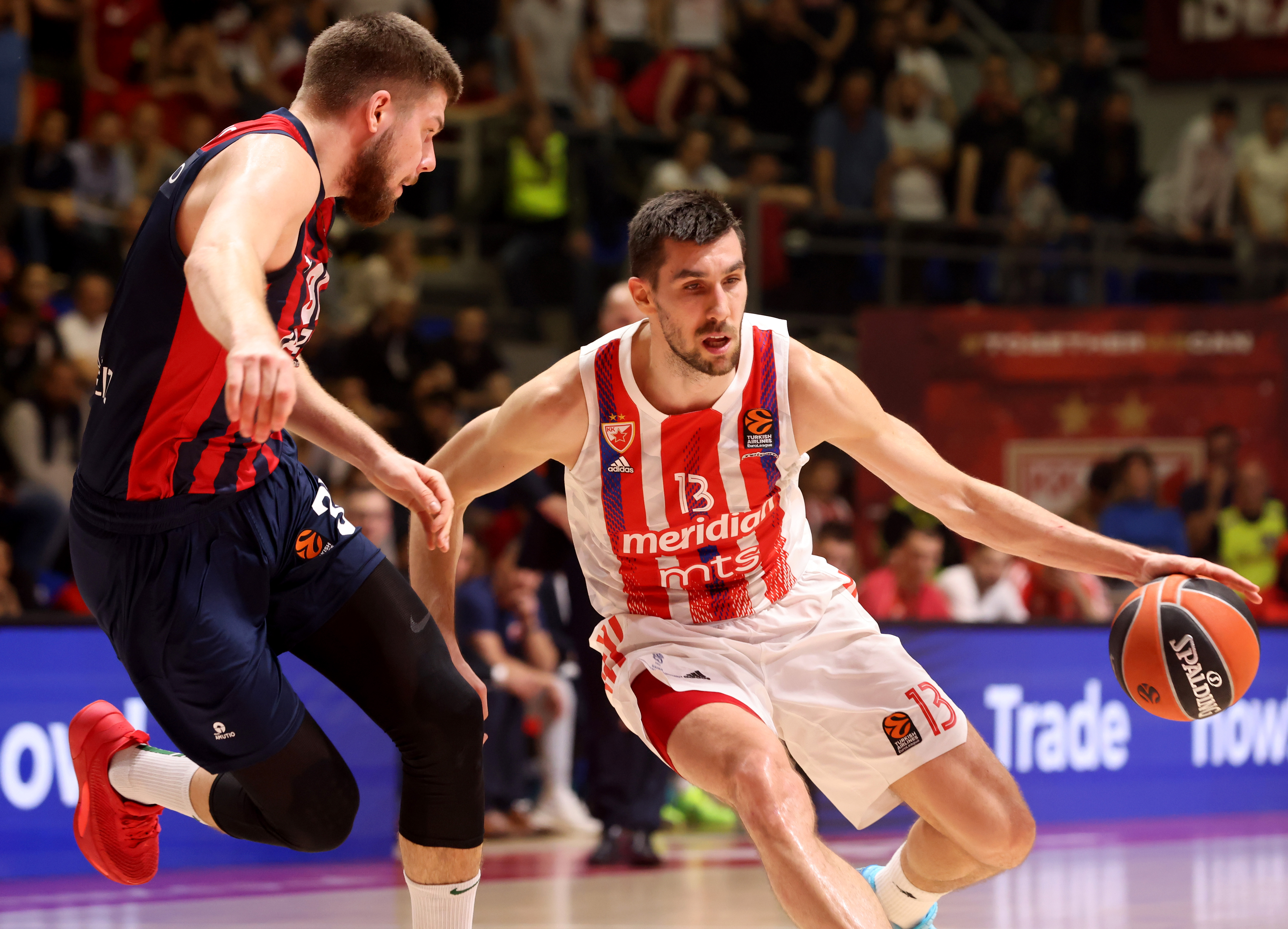 epa10539286 Red Star's Ognjen Dobric (R) in action against Baskonia's Rokas Giedraitis (L) during the Euroleague basketball match between Red Star Belgrade and Baskonia Vitoria-Gasteiz in Belgrade, Serbia, 23 March 2023.  EPA-EFE/ANDREJ CUKIC