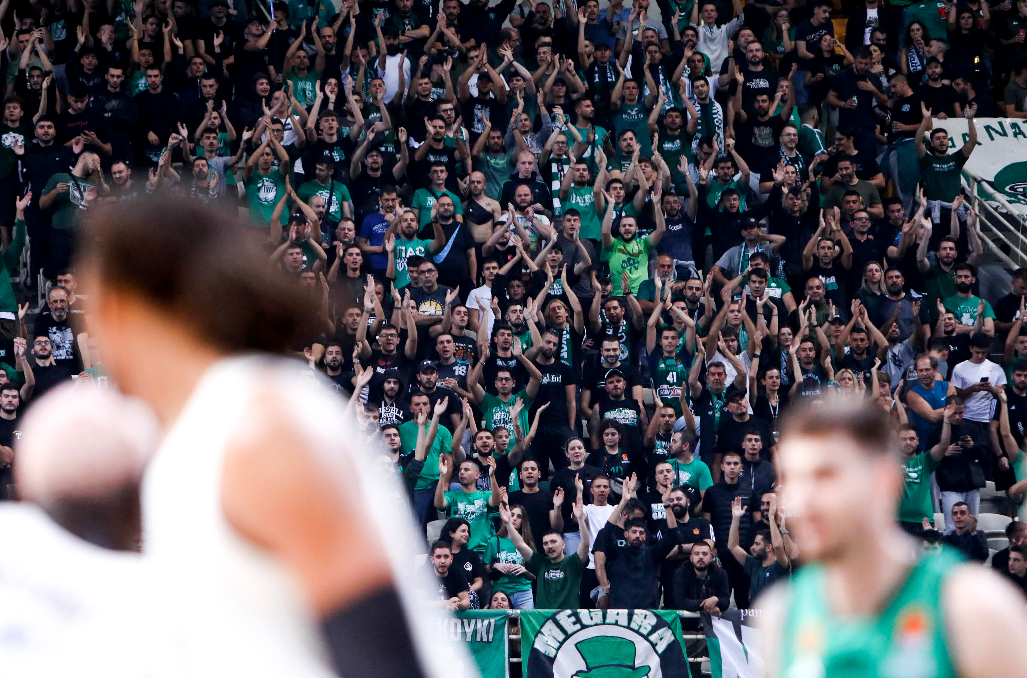 epa10915601 Panathinaikos fans shout slogans during the Euroleague basketball match between Panathinaikos Athens and FC Bayern Munich, in Athens, Greece, 12 October 2023.  EPA-EFE/PETE ANDREOU