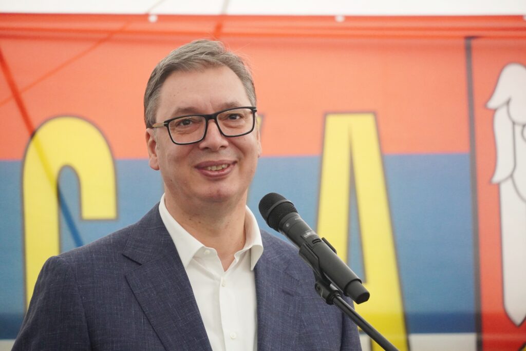 Sremska Mitrovica, 29. avgusta 2023 - Veliki broj građana Velikog Radinca okupio se u tom mestu kako bi dočekao predsednika Aleksandra Vučića, koji će obići put od Velikog Radinca do Sremske Mitrovice. FOTO TANJUG/ VLADIMIR ŠPORČIĆ/bs