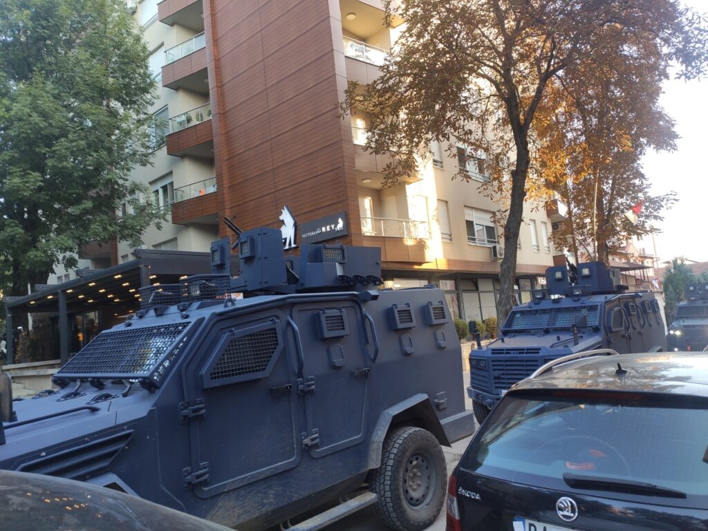 Kosovska Mitrovica, pretres, zgrada Milana Radoičića Foto: Radio Kontakt plus