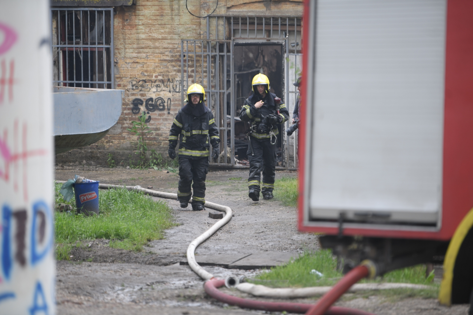 Beograd, 16.05.2023. Bulevar despota Stefana, požar, vatrogasci, izgorela kuća Foto: Dragan Mujan/Nova.rs