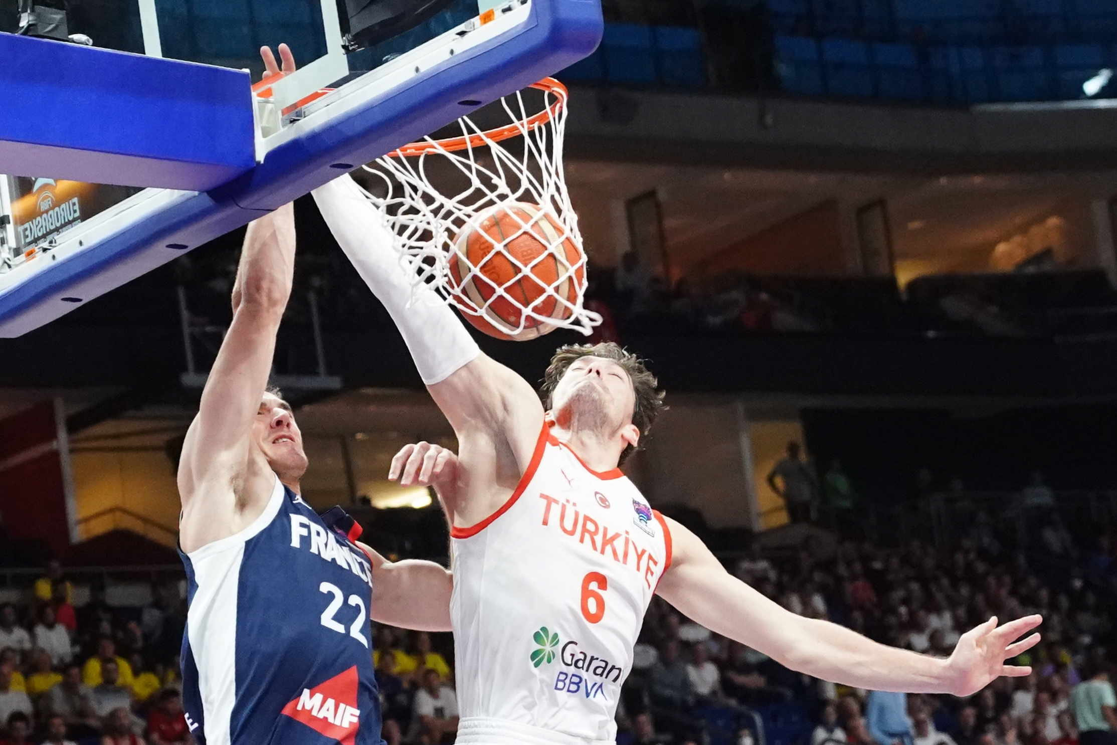epa10175232 France’s Terry Tarpey (L) in action against Turkey’s Cedi Osman during the FIBA EuroBasket 2022 Round of 16 match between Turkey and France at EuroBasket Arena Berlin, in Berlin, Germany, 10 September 2022.  EPA-EFE/CLEMENS BILAN