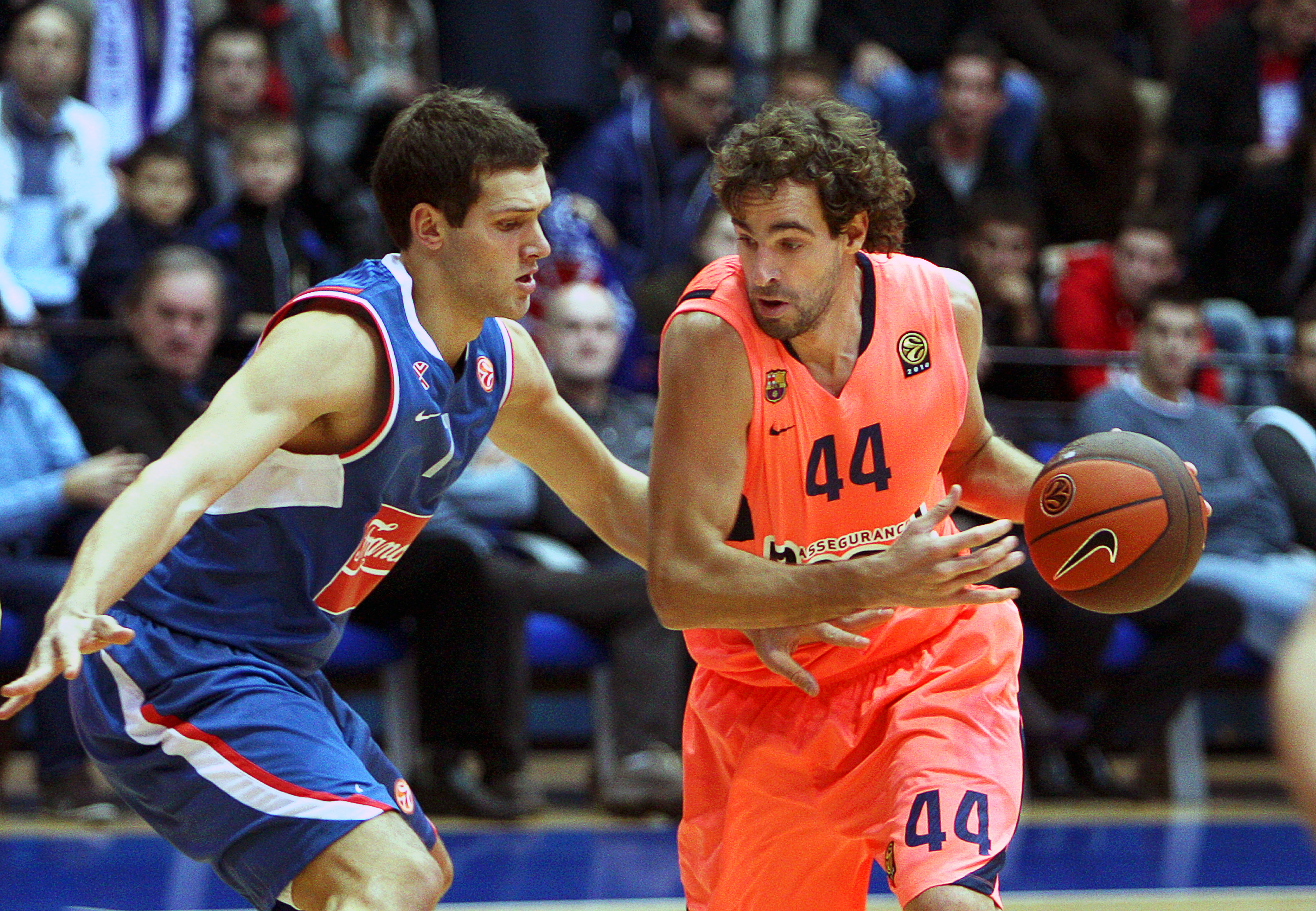 epa02466655 Roger Grimau (R) of Regal FC Barcelona vies for the ball with Karlo Vragovic (L) of Cibona Zagreb during their Euroleague group C basketball match in Zagreb, Croatia, 25 November 2010.  EPA/ANTONIO BAT