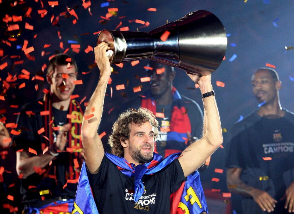 epa02151619 FC Barcelona Basquet's Spanish captain Roger Grimau hold up the Euroleague Champioship trophy, during a celebration of their trimph at the Palau Blaugrana Arena, in Barcelona, northeastern Spain, on 10 May 2010.  EPA/ALBERT OLIVE