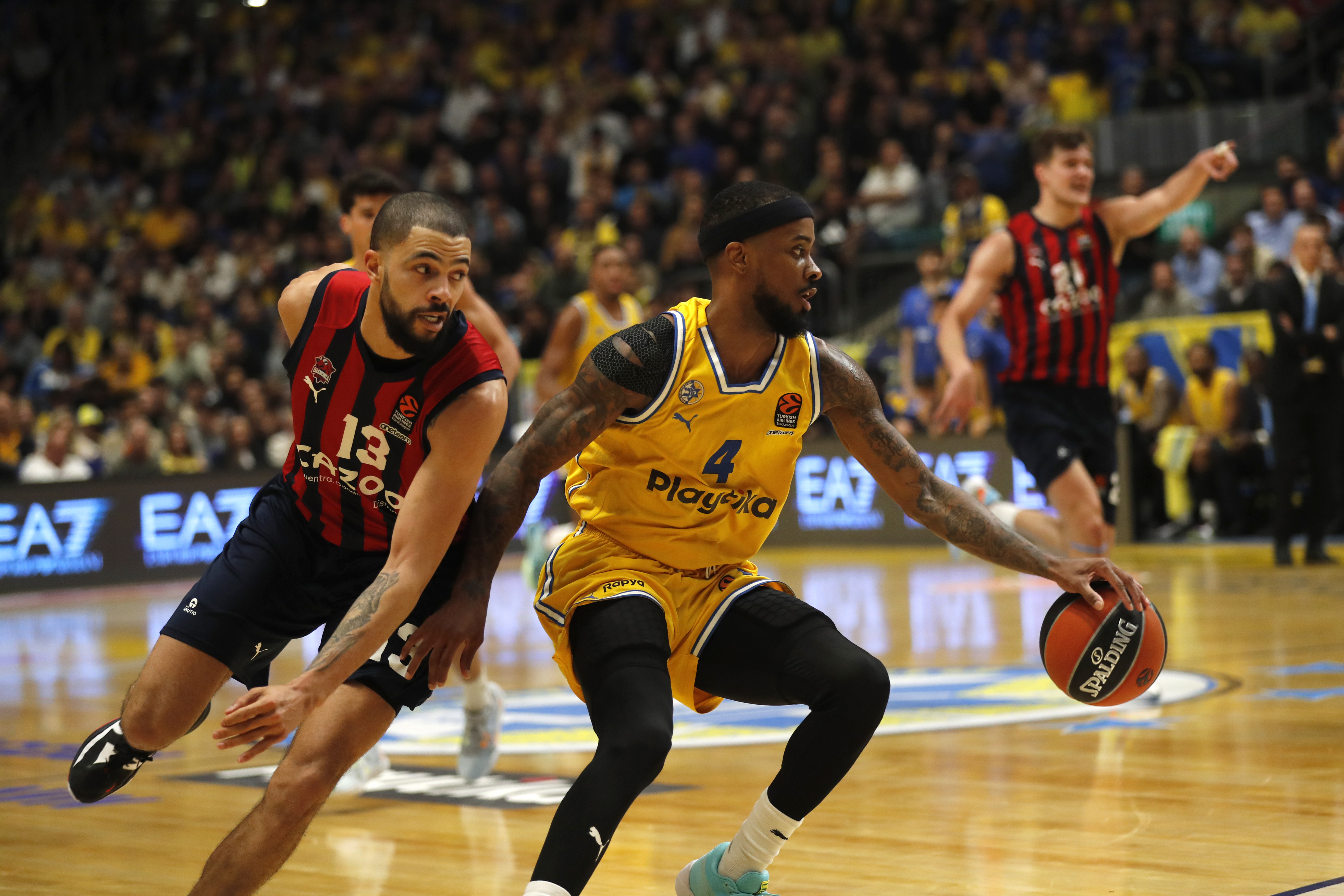 epa10527374 Thompson Darius of Cazoo Baskonia Vitoria-Gasteiz in action against Brown Lorenzo of  Maccabi Tel Aviv during the Euroleague Basketball match between Maccabi Tel Aviv and  Cazoo Baskonia Vitoria-Gasteiz in Tel Aviv, Israel, 16 March 2023.