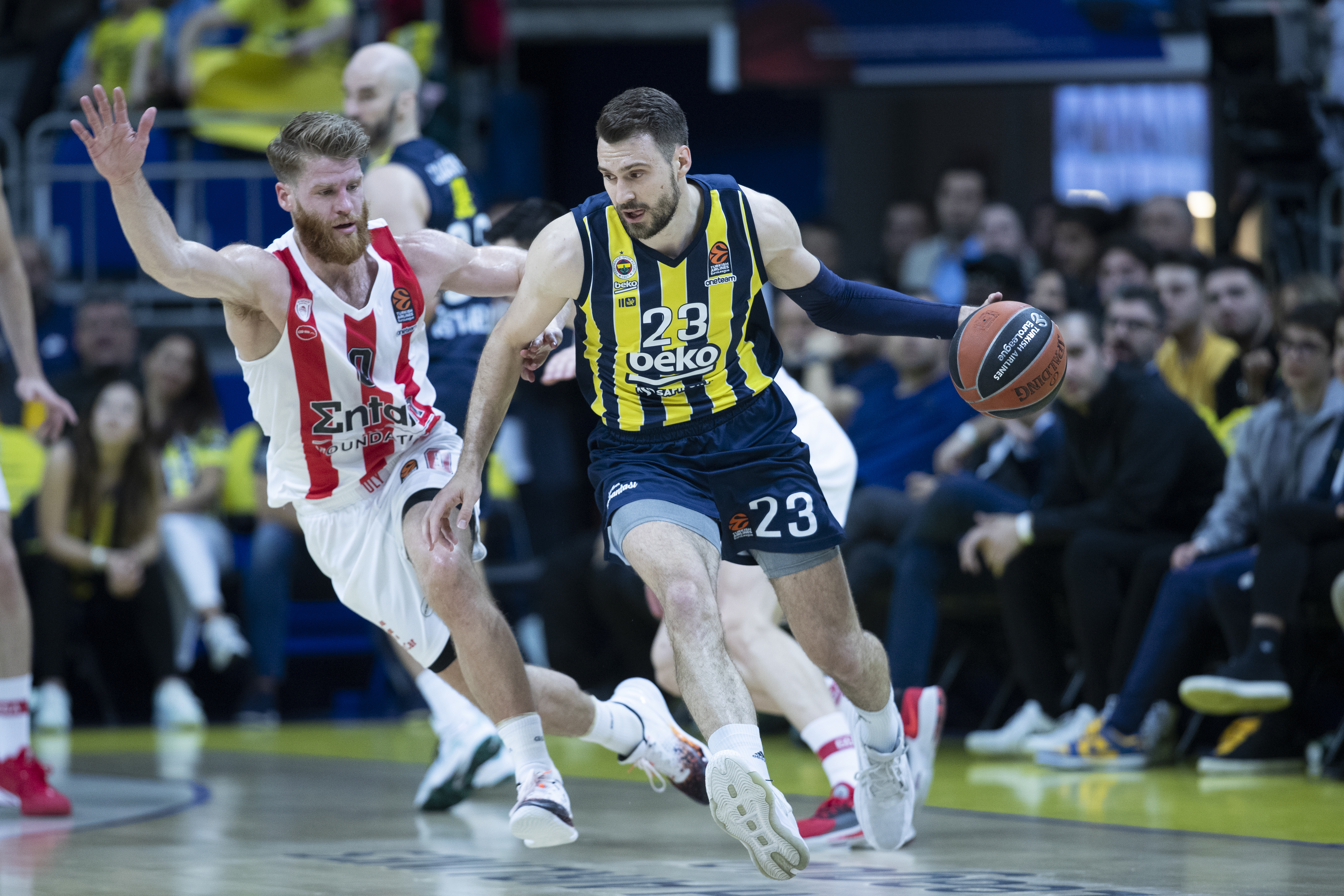 epa10610965 Marko Guduric (R) of Fenerbahce in action against Thomas Walkup (L) of Olympiacos during the Euroleague Basketball play-off match between Fenerbahce Beko Istanbul and Olympiacos Piraeus in Istanbul, Turkey, 05 May 2023.  EPA-EFE/TOLGA BOZOGLU