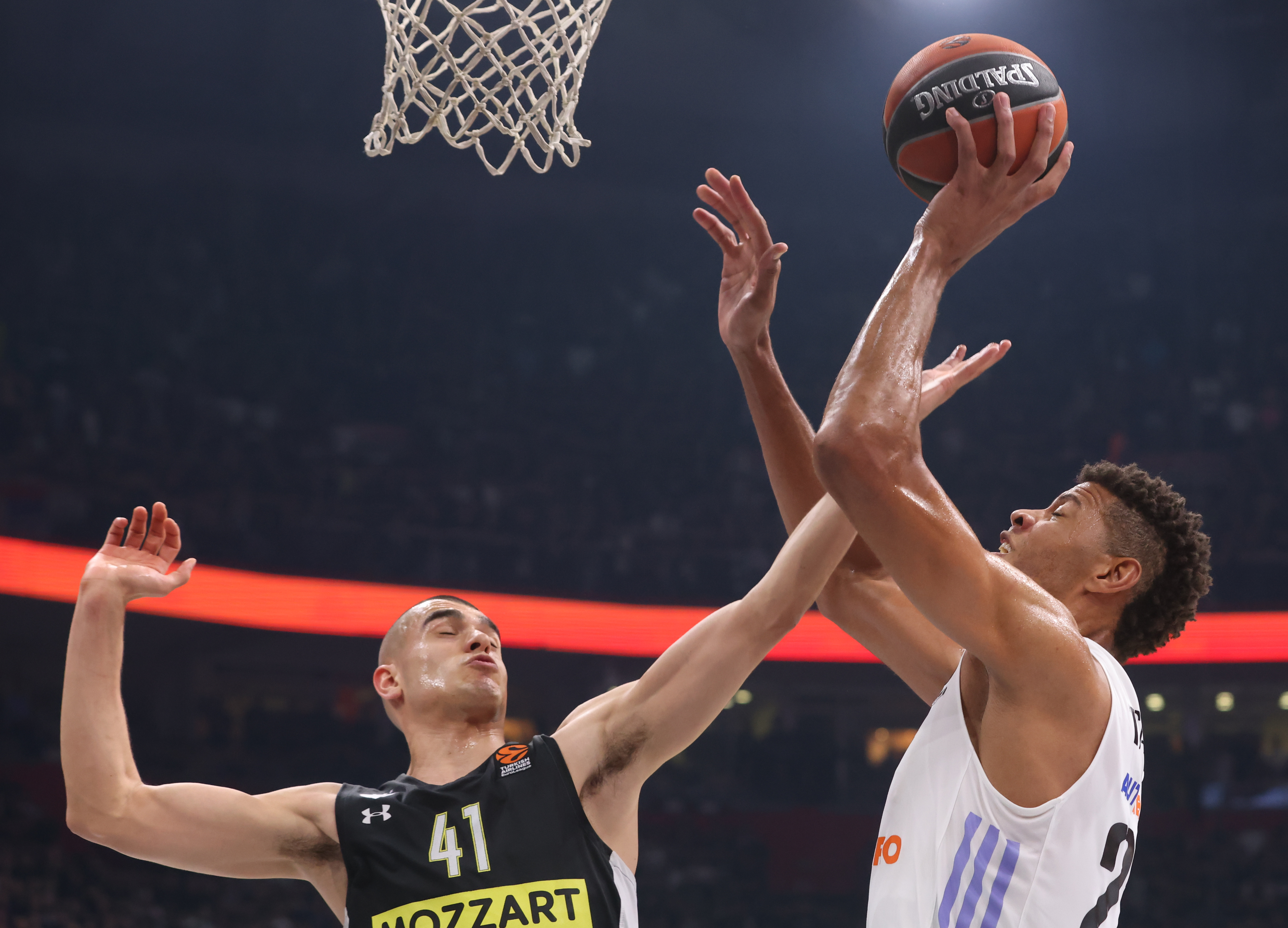 epa10604964 Real Madrid's Walter Tavares (R) in action against XPartizan's Yam MadarX (L) during the Euroleague basketball match between Partizan Belgrade and Real Madrid in Belgrade, Serbia, 02 May 2023.  EPA-EFE/ANDREJ CUKIC