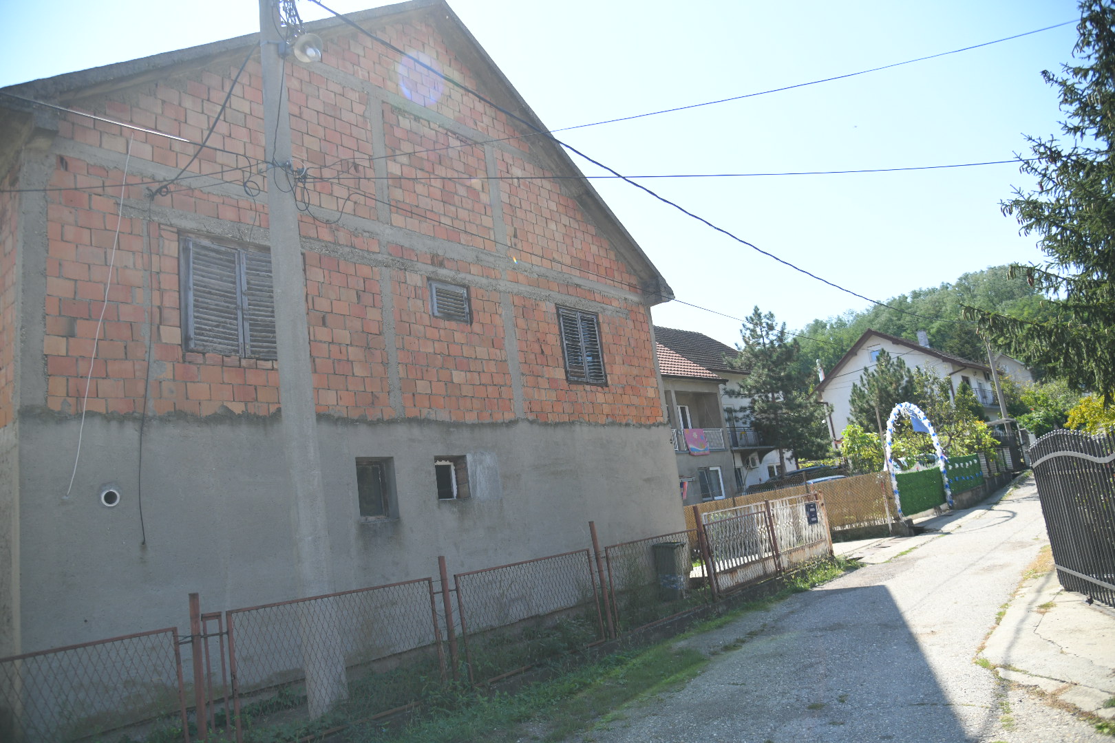 Obrenovac, Barič, 07.septembar 2023. Hronika, Roditelji pretukli ćerku  (7) Porodično nasilje u Bariču,  udarali su je u glavu i telo
Foto: Namanja Jovanović/Nova.rs