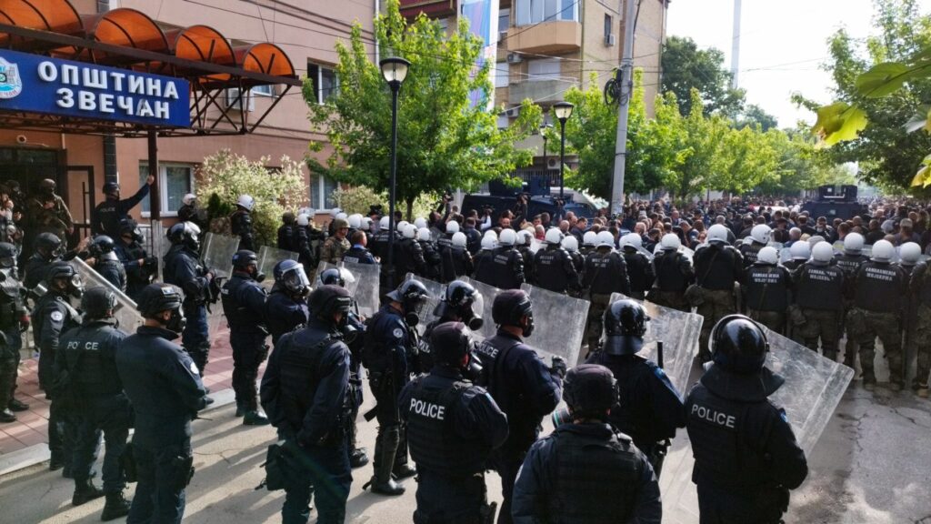 Zveèan, 29. maja 2023 - Ispred zgrada optina Zveèan, Zubin Potok i Leposaviæ prisutne su jake snage tzv. kosovske i specijalne policije sa lemovima i pod punom borbenom opremom. FOTO TANJUG/ DOPISNITVO KIM/ bs