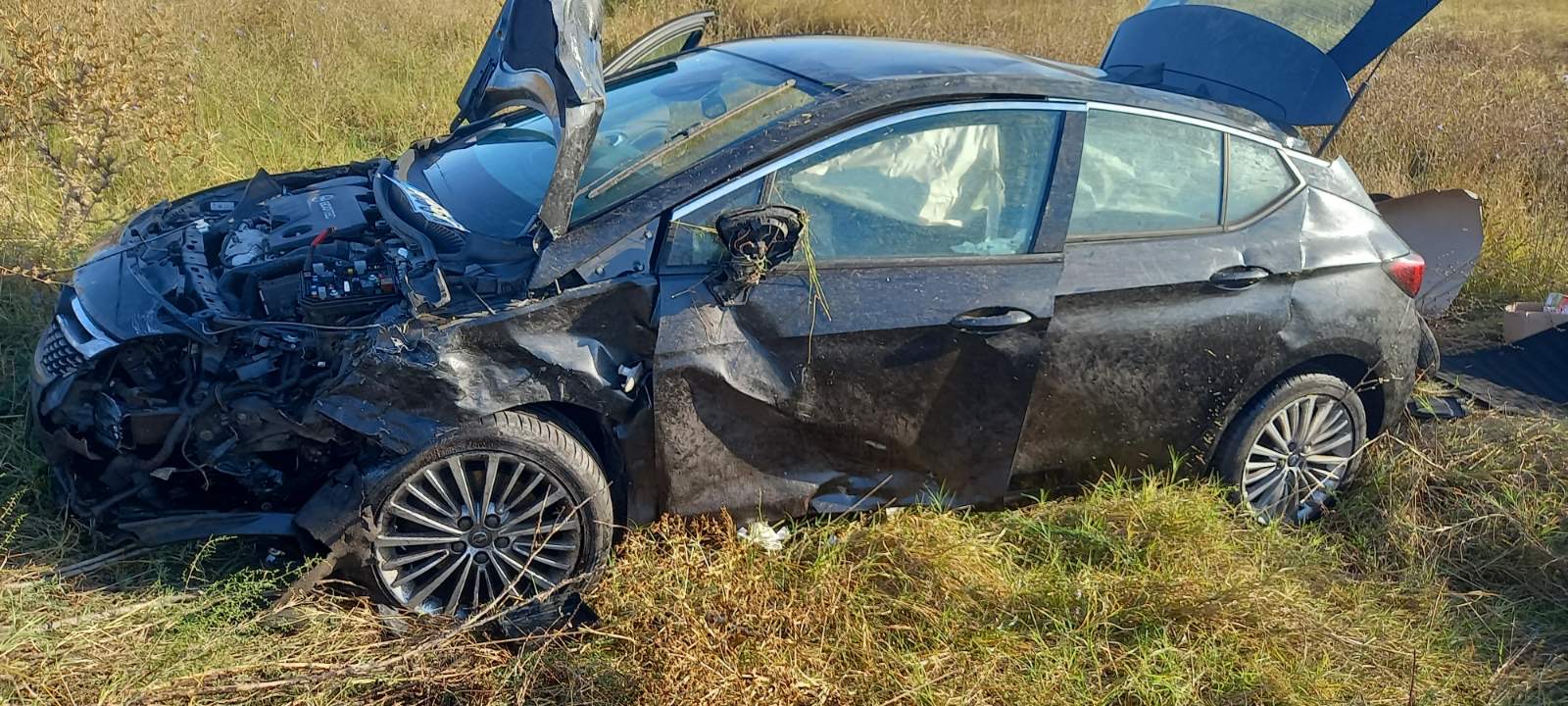 Grčka, saobraćajna nesreća na 521. kilometru nacionalnog puta Atina-Solun, u blizini rejona Polikastro na izlazu za Evzonon, dok je 40 njih povređeno. Zasad nije poznato koliko je srpskih državljana povređeno u teškom sudaru.