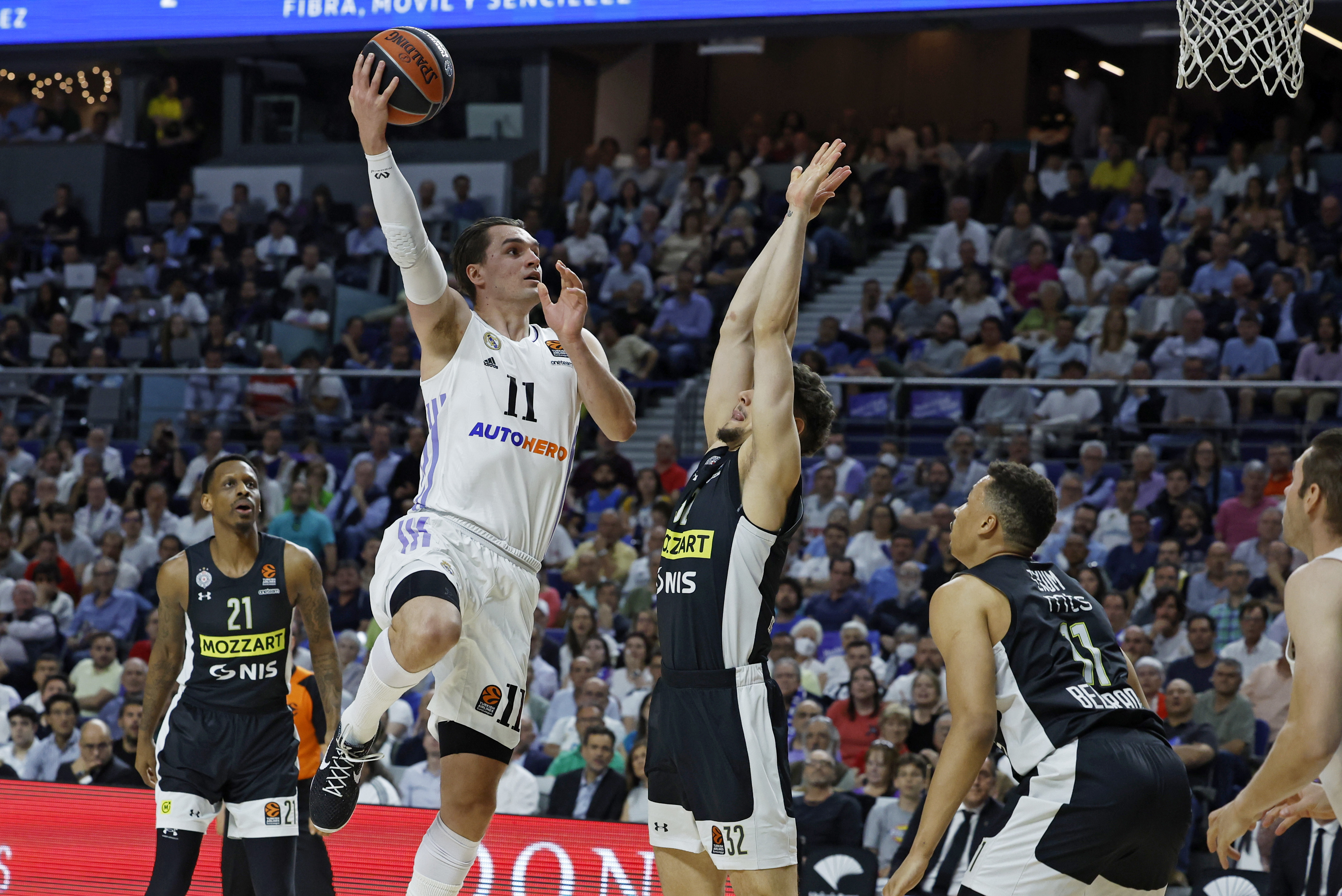 epa10619798 Mario Hezonja of Real Madrid (C-L) and Uros Trifunovic (C) of Partizan in action during the fifth game of the EuroLeague playoffs between Real Madrid and Partizan Belgrade in Madrid, Spain, 20 May 2023.  EPA-EFE/Juanjo Martin