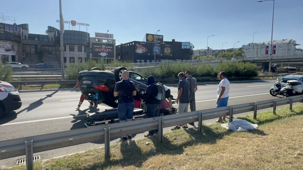 Beograd, 10. septembra 2023. - Na auto-putu kod Arene u Beogradu danas se dogodila saobraæajna nezgoda kada je jedno vozilo udarilo u bankinu i prevrnulo se, javlja izvetaè Tanjuga. FOTO TANJUG/ BILJANA RADEKA EPAROVIÆ/ bs