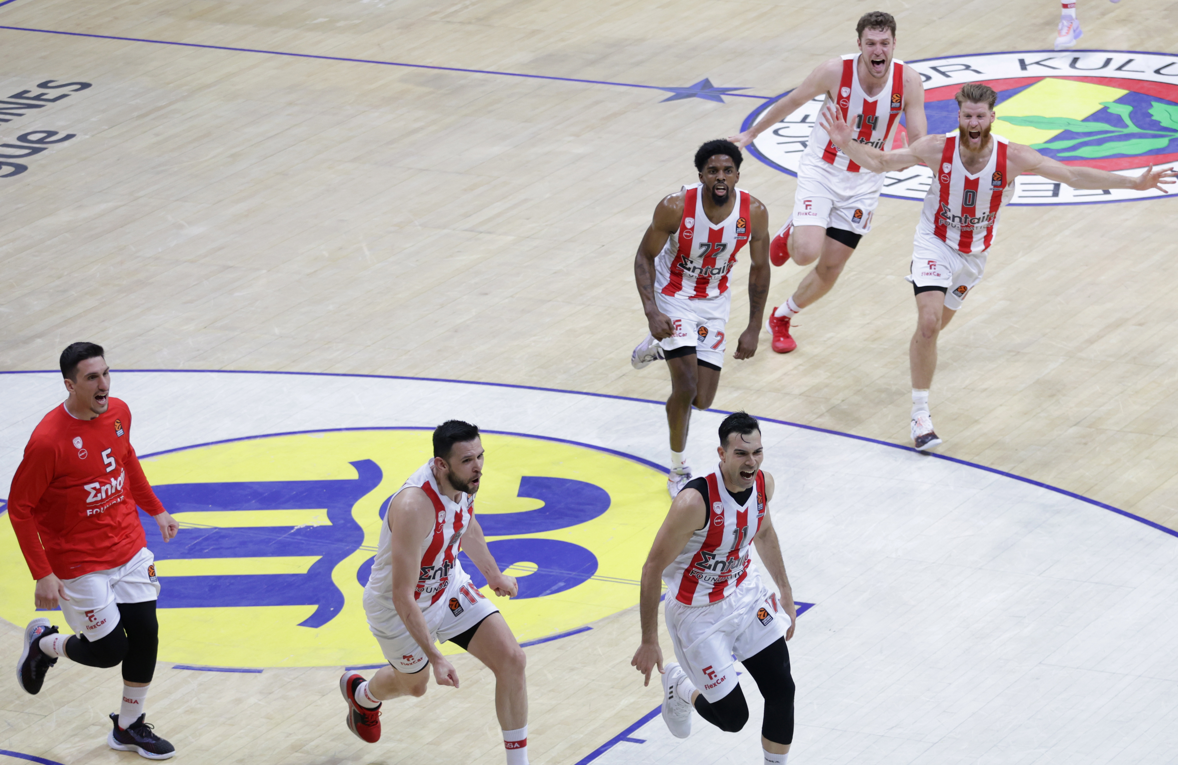 epa10607002 Players of Olympiacos celebrate after the Euroleague basketball play-off match between Fenerbahce Beko Istanbul and Olympiacos Piraeus in Istanbul, Turkey, 03 May 2023.  EPA-EFE/ERDEM SAHIN
