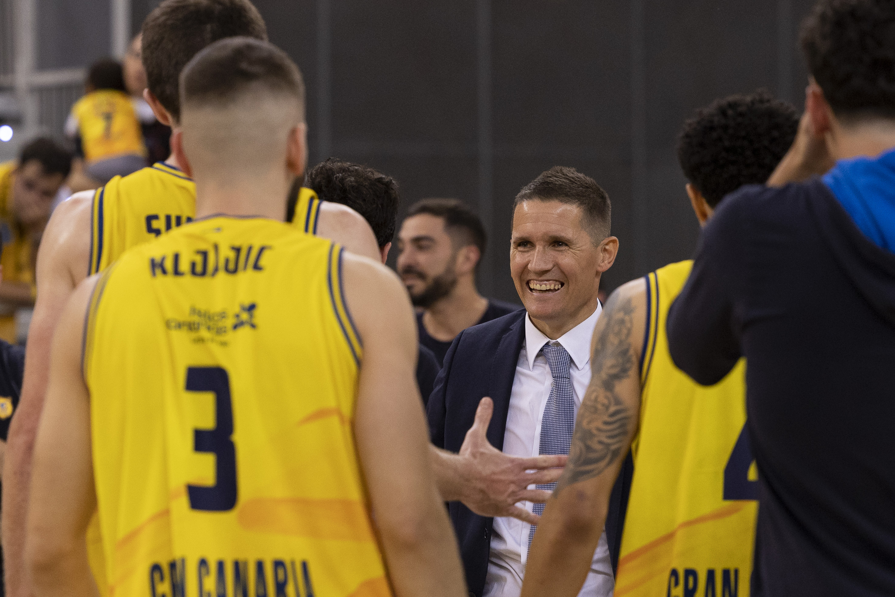 epa10607453 Gran Canaria coach Jaka Lacovik (C) celebrates after winning the EuroCup final match between Gran Canaria and Turk Telecom, in Las Palmas de Gran Canaria, Canary Islands, Spain, 03 May 2023.  EPA-EFE/QUIQUE CURBELO