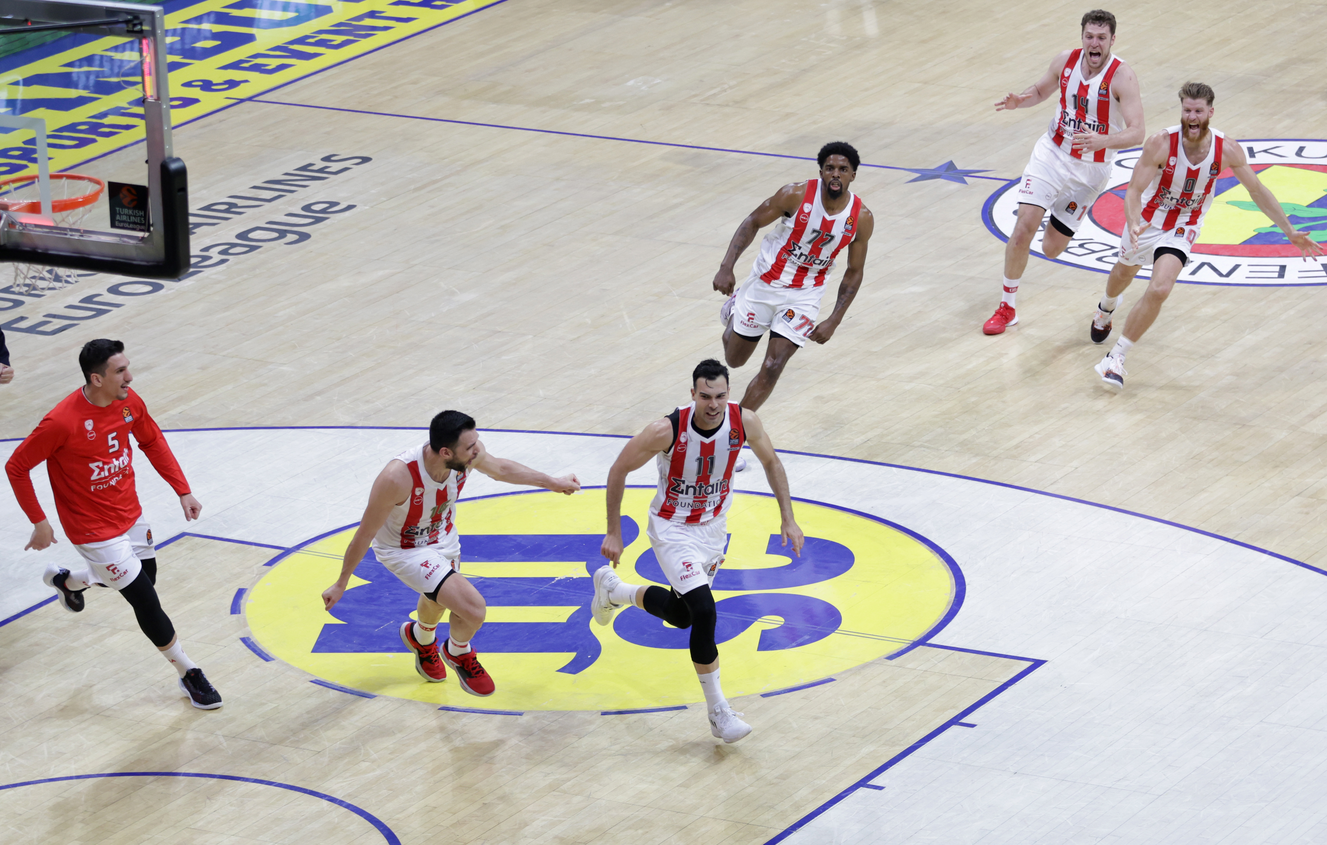 epa10607003 Players of Olympiacos celebrate after the Euroleague basketball play-off match between Fenerbahce Beko Istanbul and Olympiacos Piraeus in Istanbul, Turkey, 03 May 2023.  EPA-EFE/ERDEM SAHIN