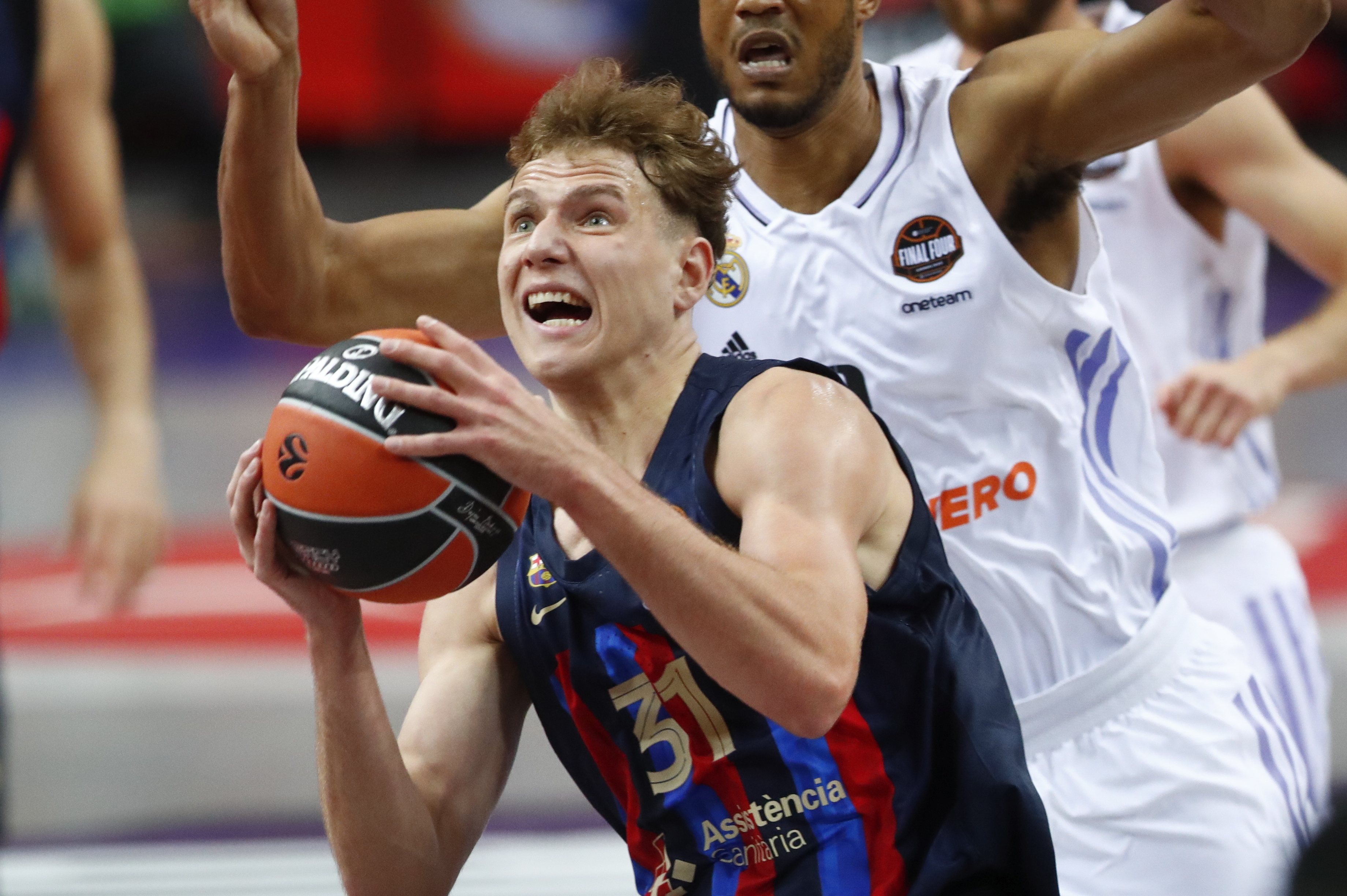 epa10639498 Rokas Jokubaitis of FC Barcelona in action during the Euroleague Final Four semifinal basketball match between FC Barcelona and Real Madrid in Kaunas, Lithuania, 19 May 2023.  EPA-EFE/TOMS KALNINS