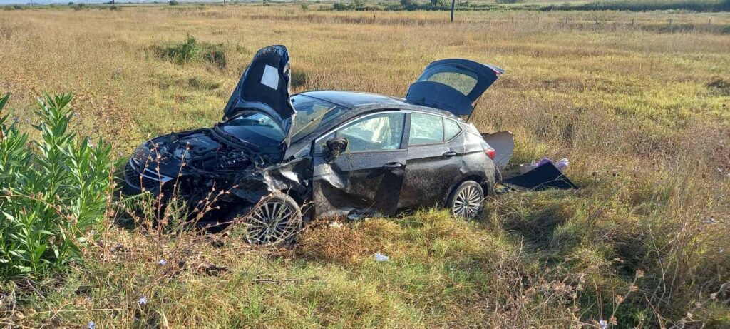 Grčka, saobraćajna nesreća na 521. kilometru nacionalnog puta Atina-Solun, u blizini rejona Polikastro na izlazu za Evzonon, dok je 40 njih povređeno. Zasad nije poznato koliko je srpskih državljana povređeno u teškom sudaru.