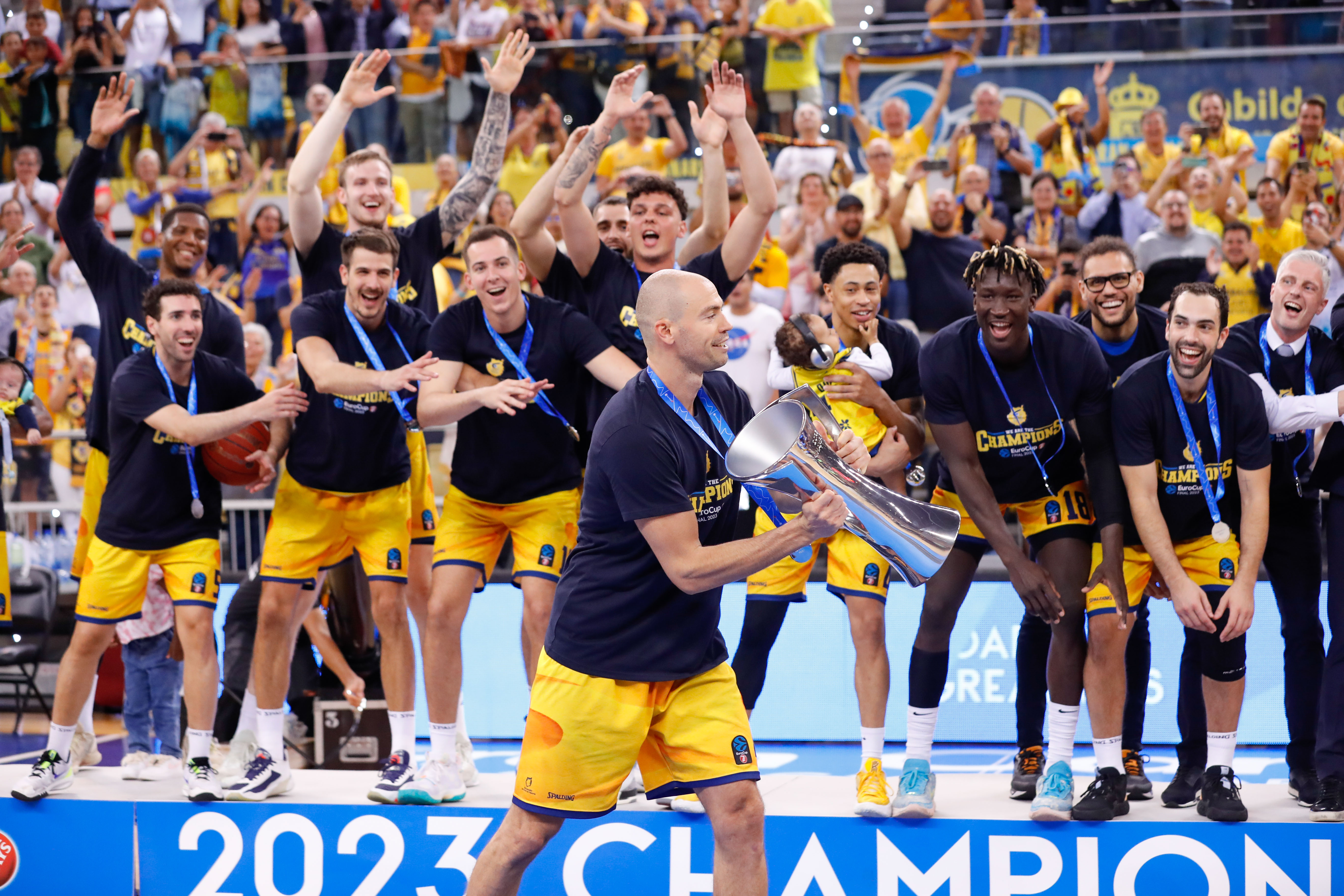 epa10607473 Gran Canaria players celebrate with the trophy after winning the EuroCup final match between Gran Canaria and Turk Telecom, in Las Palmas de Gran Canaria, Canary Islands, Spain, 03 May 2023.  EPA-EFE/QUIQUE CURBELO