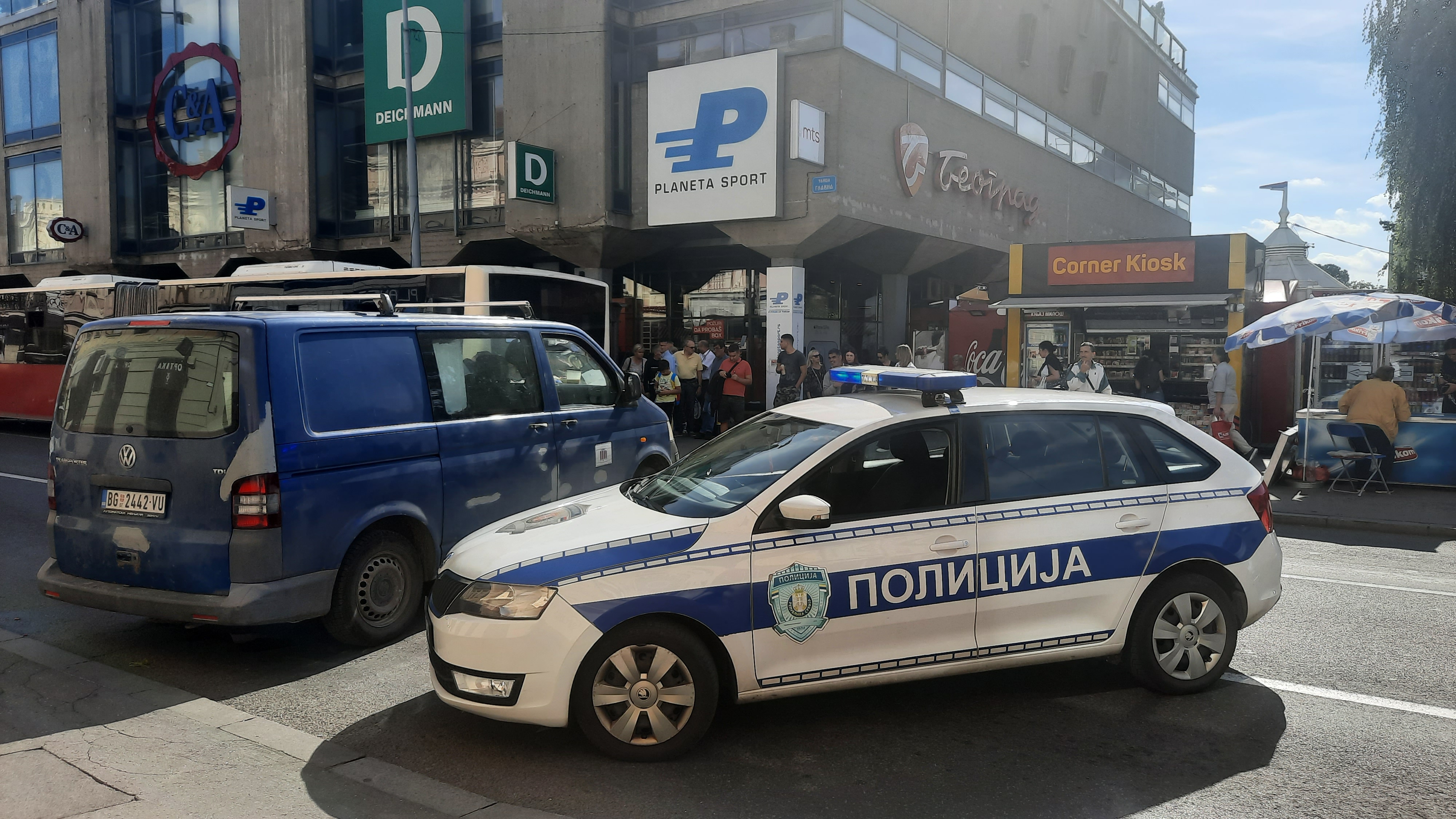Glavna ulica, Zemun...kombi ocigledno udario motor, zastoj, guzva...uvidjaj, nesreca, policijski auto, policija