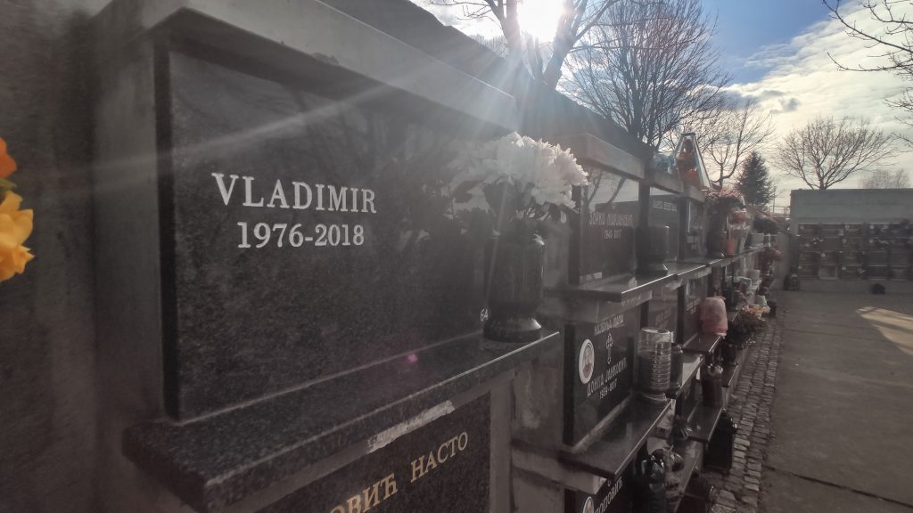 lešće groblje Vladimir Cvijan, advokat grob urna