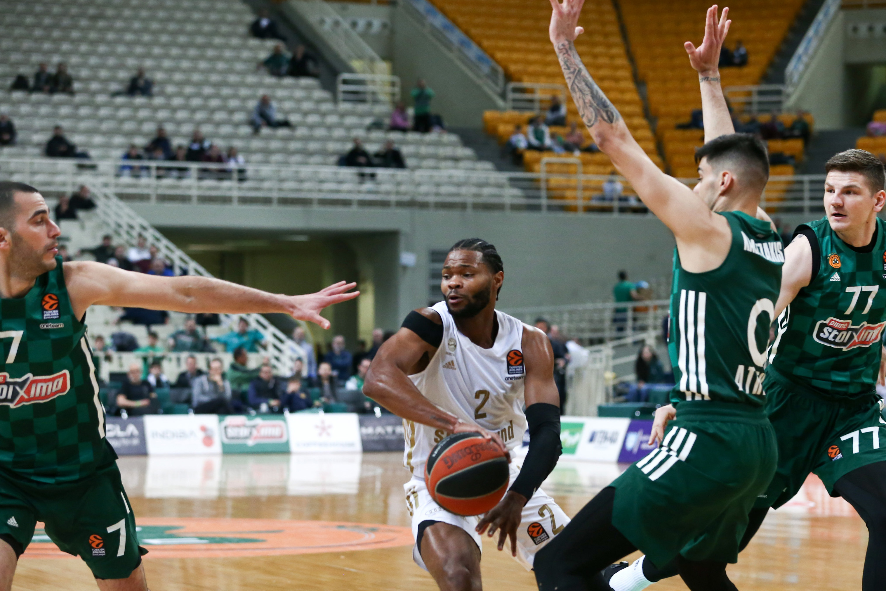 epa10547588 Bayerns Corey Walden (C) in action during the Euroleague basketball match between Panathinaikos Athens and FC Bayern Munich in Athens, Greece, 28 March 2023.  EPA-EFE/Georgia Panagopoulou