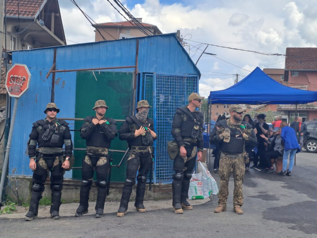 zubin potok 
Kosovska policija ispred zgrade u Zubinom Potoku