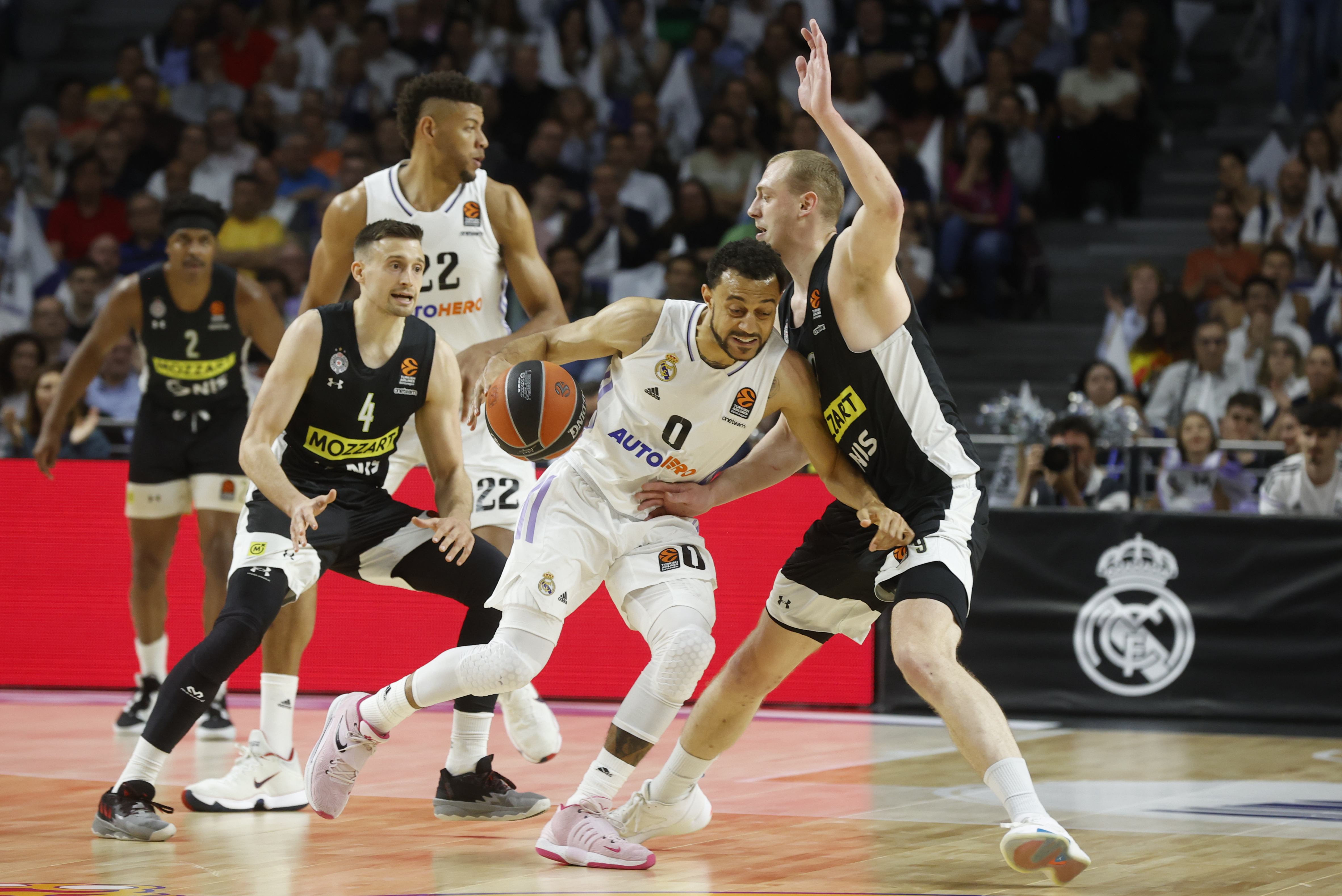 epa10591368 Real Madrid's Nigel Williams (2-R) in action against Partizan's Alen Smailagic (R) during a Euroleague basketball match between Real Madrid and Partizan Belgrade at WiZink Center in Madrid, Spain, 25 April 2023.  EPA-EFE/Juan Carlos Hidalgo