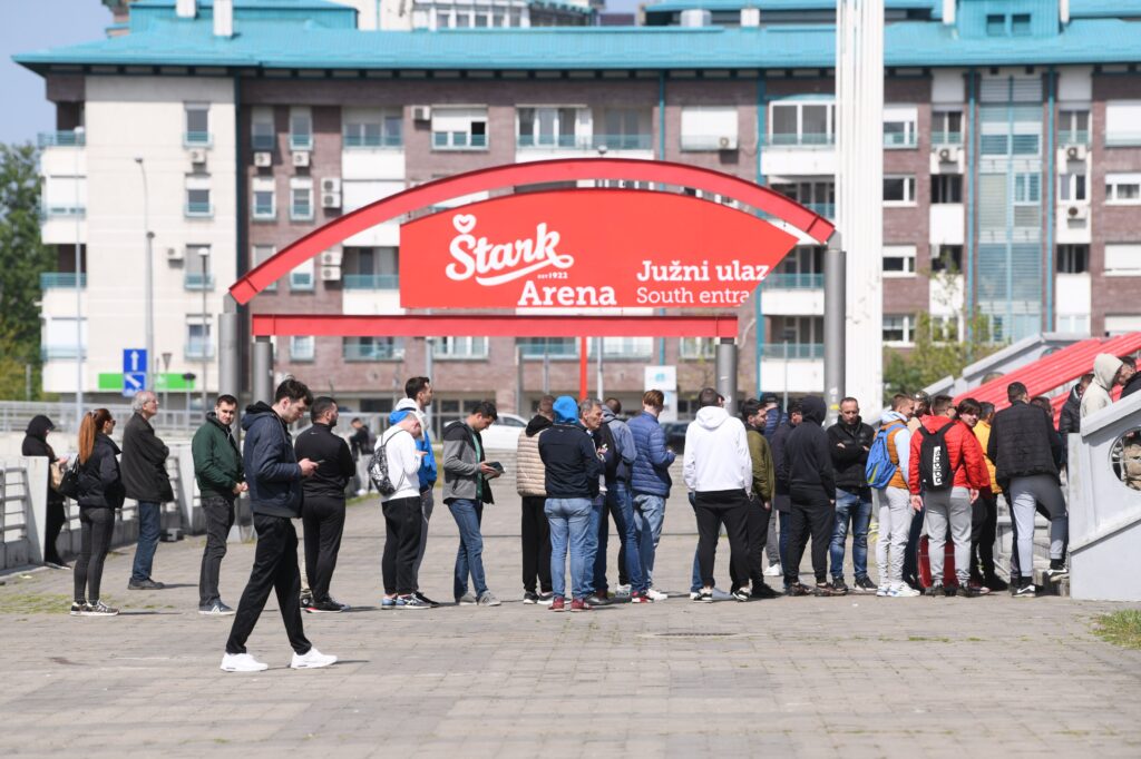 Beograd 27. april 2023. Red za karte ispred Stark arene karte za Partizan Real Foto:Filip Krainičanić/Nova.rs