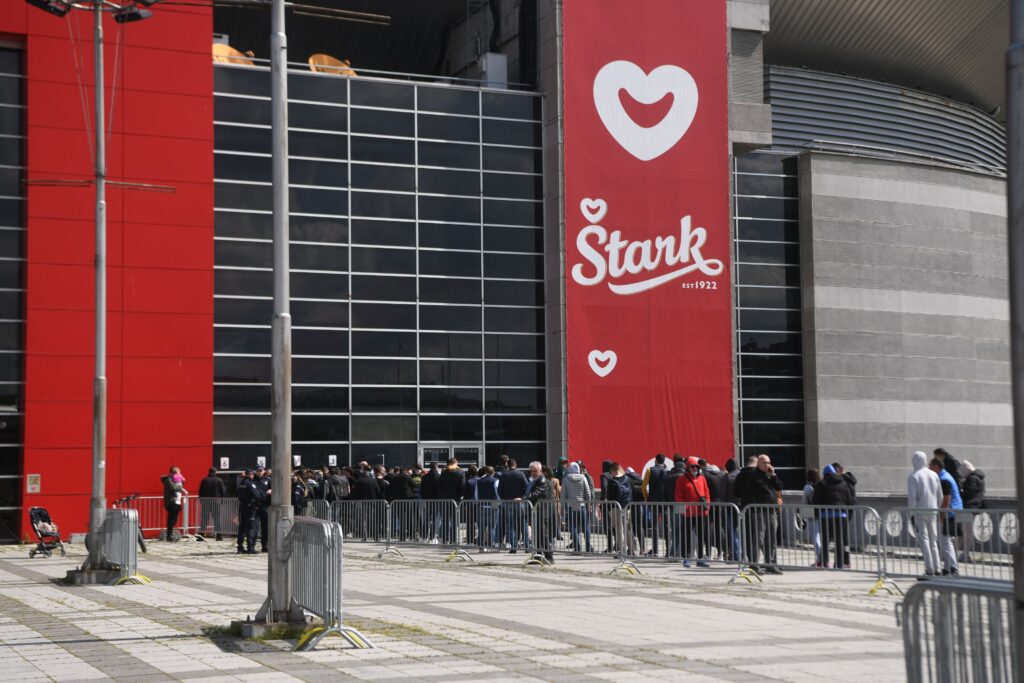 Beograd 27. april 2023. Red za karte ispred Stark arene karte za Partizan Real Foto:Filip Krainičanić/Nova.rs