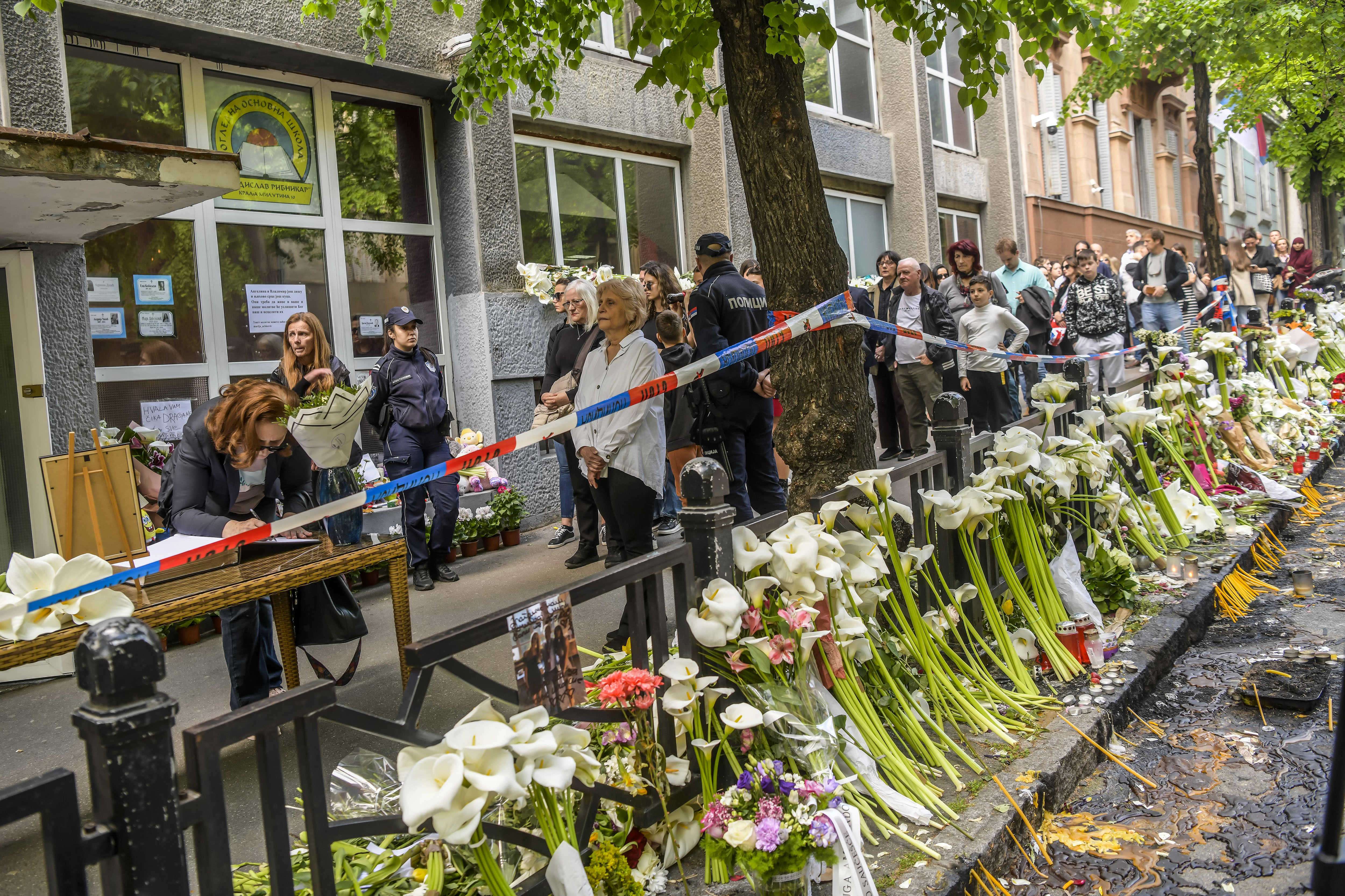 Beograd 05.05.2023. Knjiga žalosti. Upisivanje građana u knjigu žalosti ispred osnovne škole Vladislav Ribnikar Foto: Goran Srdanov/Nova.rs