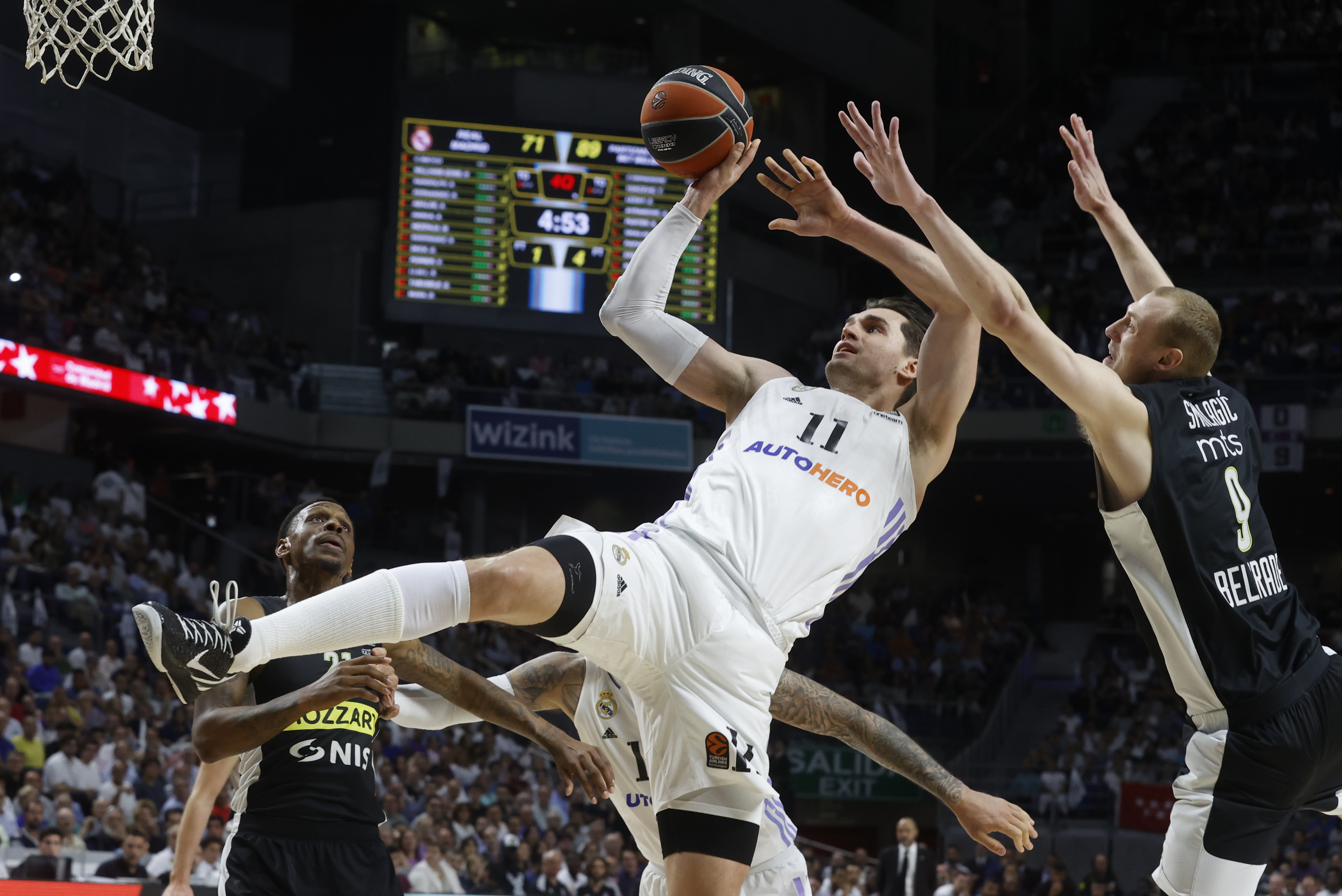 epa10595376 Real Madrid's Mario Hezonja (L) in action against Partizan's Alen Smailagic (R) during a Euroleague basketball match between Real Madrid and Partizan Belgrade at Wizink Center in Madrid, Spain, 27 April 2023.  EPA-EFE/Juan Carlos Hidalgo