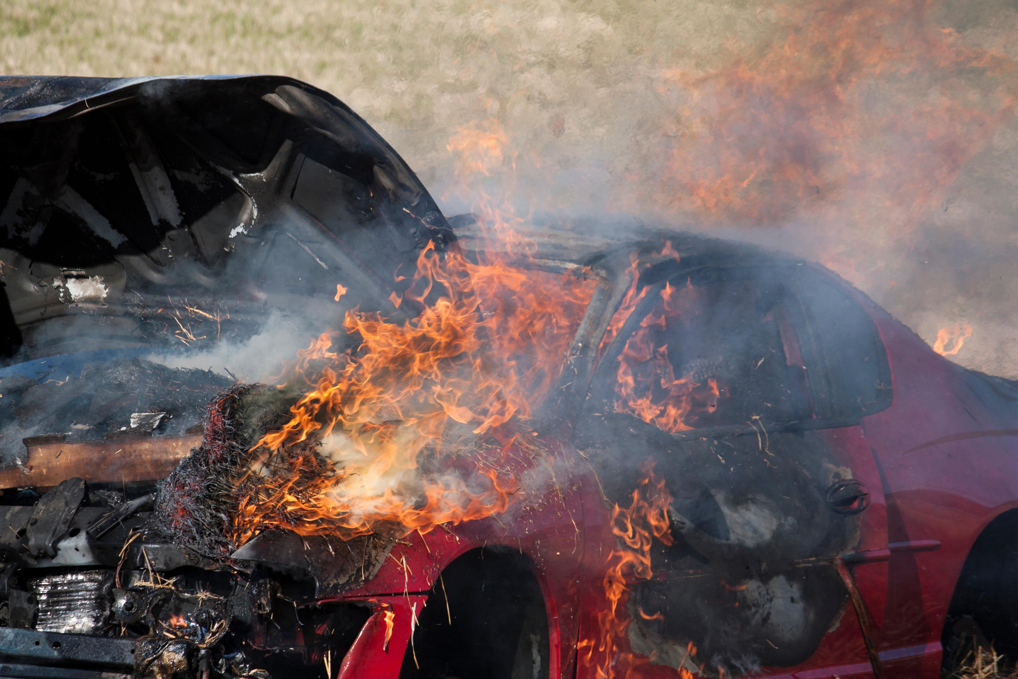 Car engulfed in flames,Image: 219521993, License: Royalty-free, Restrictions: , Model Release: no, Credit line: Cindy Goff / Alamy / Alamy / Profimedia
