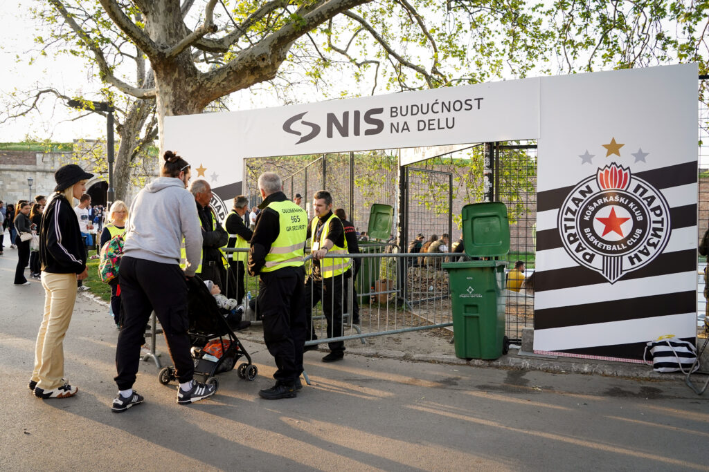 Beograd, 2. maja 2023.-KK Partizan organizovao je na terenima KK Partizan na Kalemegdanu gledanje utakmice protiv Real Madrida na velikom ekranu za navijaèe koji nemaju ulaznice za tark Arenu.FOTO TANJUG/ JADRANKA ILIÆ/ nr