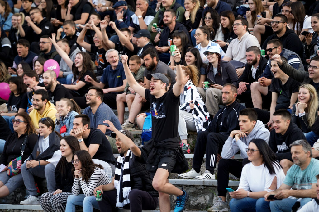 Beograd, 2. maja 2023.-KK Partizan organizovao je na terenima KK Partizan na Kalemegdanu gledanje utakmice protiv Real Madrida na velikom ekranu za navijaèe koji nemaju ulaznice za tark Arenu.FOTO TANJUG/ JADRANKA ILIÆ/ nr