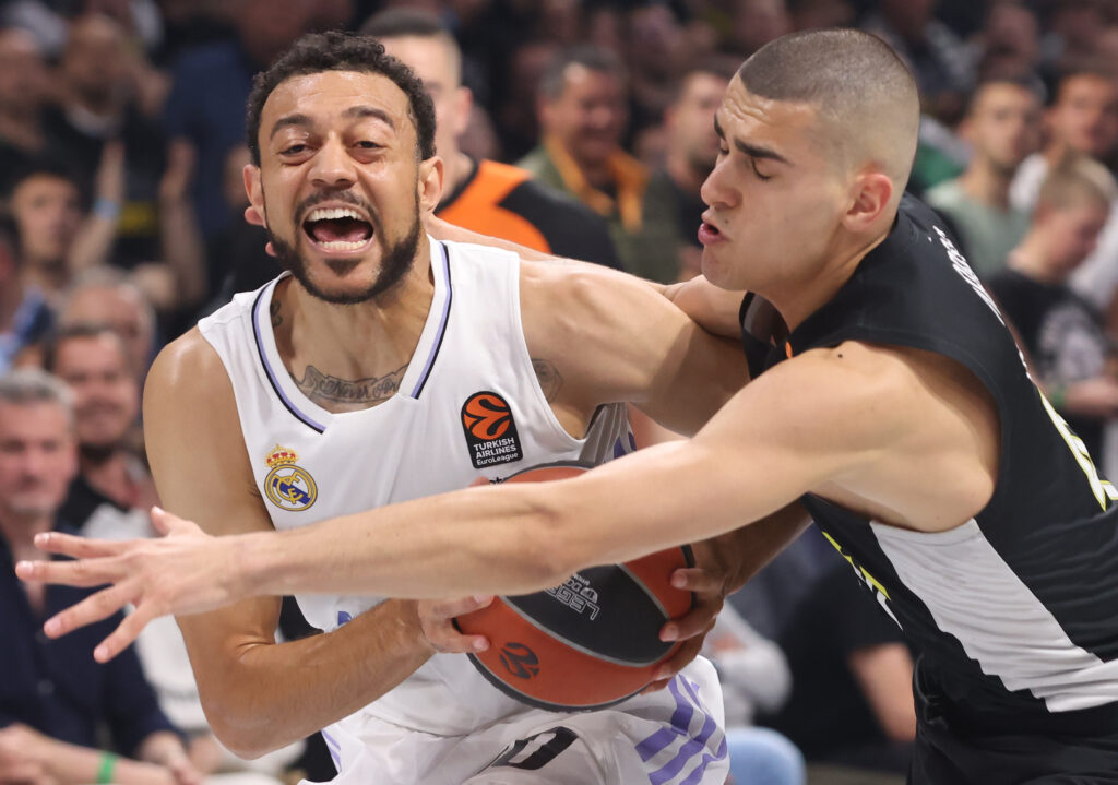 epa10604982 Real Madrid's Nigel Williams-Goss (L) in action against Partizan's Yam Madar (R) during the Euroleague basketball match between Partizan Belgrade and Real Madrid in Belgrade, Serbia, 02 May 2023.  EPA-EFE/ANDREJ CUKIC